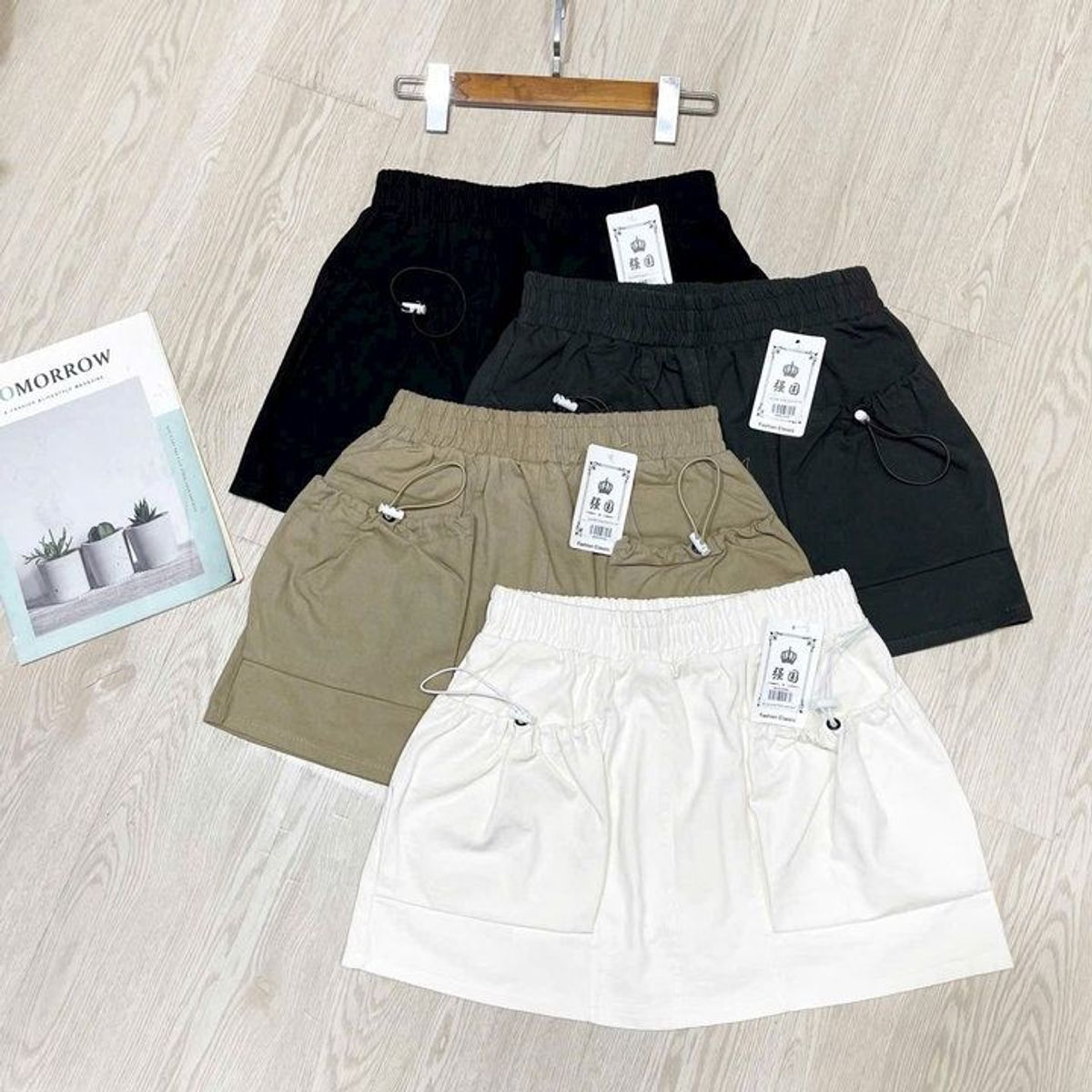 CHÂN VÁY KAKI CÓ TÚI RÚT CÓ QUẦN BÊN TRONG - NHƯ Ý BOUTIQUE CHÂN VÁY KAKI CÓ TÚI RÚT CÓ QUẦN BÊN TRONG - NHƯ Ý BOUTIQUE