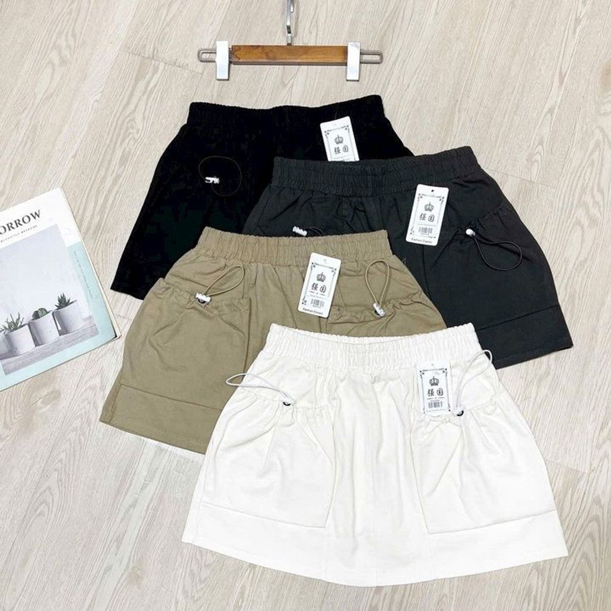 CHÂN VÁY KAKI CÓ TÚI RÚT CÓ QUẦN BÊN TRONG - NHƯ Ý BOUTIQUE CHÂN VÁY KAKI CÓ TÚI RÚT CÓ QUẦN BÊN TRONG - NHƯ Ý BOUTIQUE
