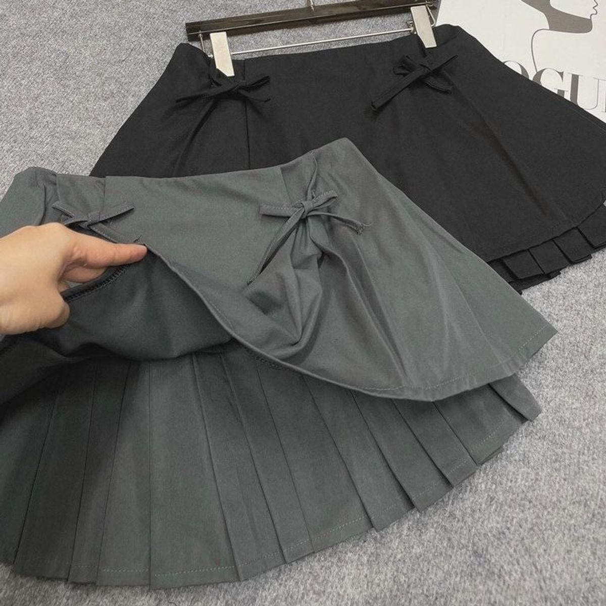 CHÂN VÁY NGẮN XẾP LY ĐÍNH NƠ - NHƯ Ý BOUTIQUE CHÂN VÁY NGẮN XẾP LY ĐÍNH NƠ - NHƯ Ý BOUTIQUE