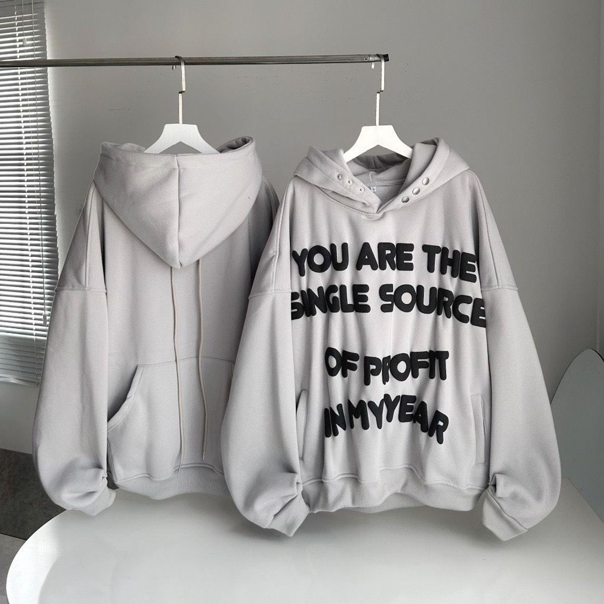 áo hoodie in nổi YOU ARE THE SINGLE SOURCE chất thun nỉ dày mịn, nó sốt có nút bấm+ dây luồng, 4 túi trước và sau áo hoodie in nổi YOU ARE THE SINGLE SOURCE chất thun nỉ dày mịn, nó sốt có nút bấm+ dây luồng, 4 túi trước và sau