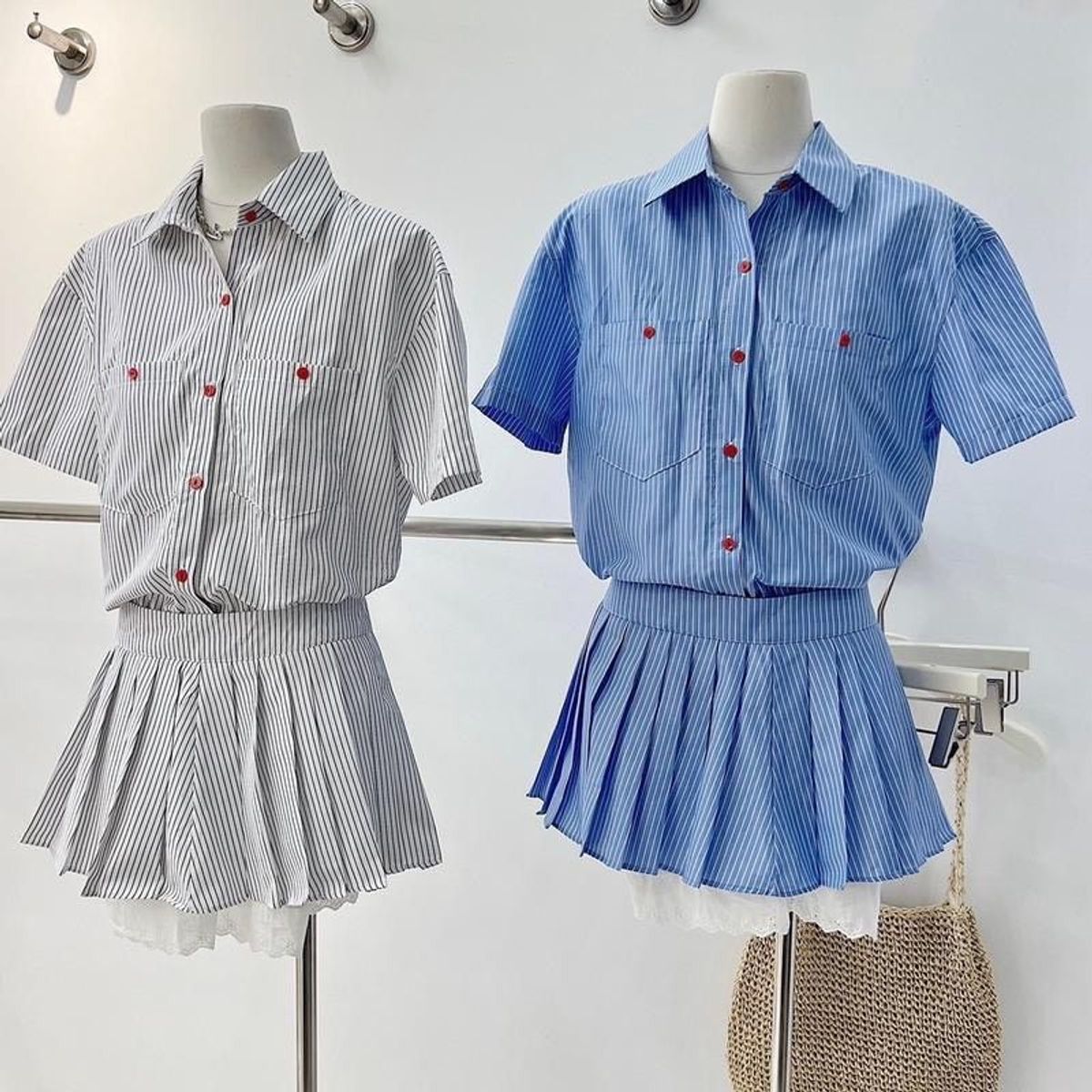 SET sơ mi sọc 2 túi nút đỏ kèm chân váy xếp ly ,có lót quần phối ren freesize dưới 55kg SET sơ mi sọc 2 túi nút đỏ kèm chân váy xếp ly ,có lót quần phối ren freesize dưới 55kg