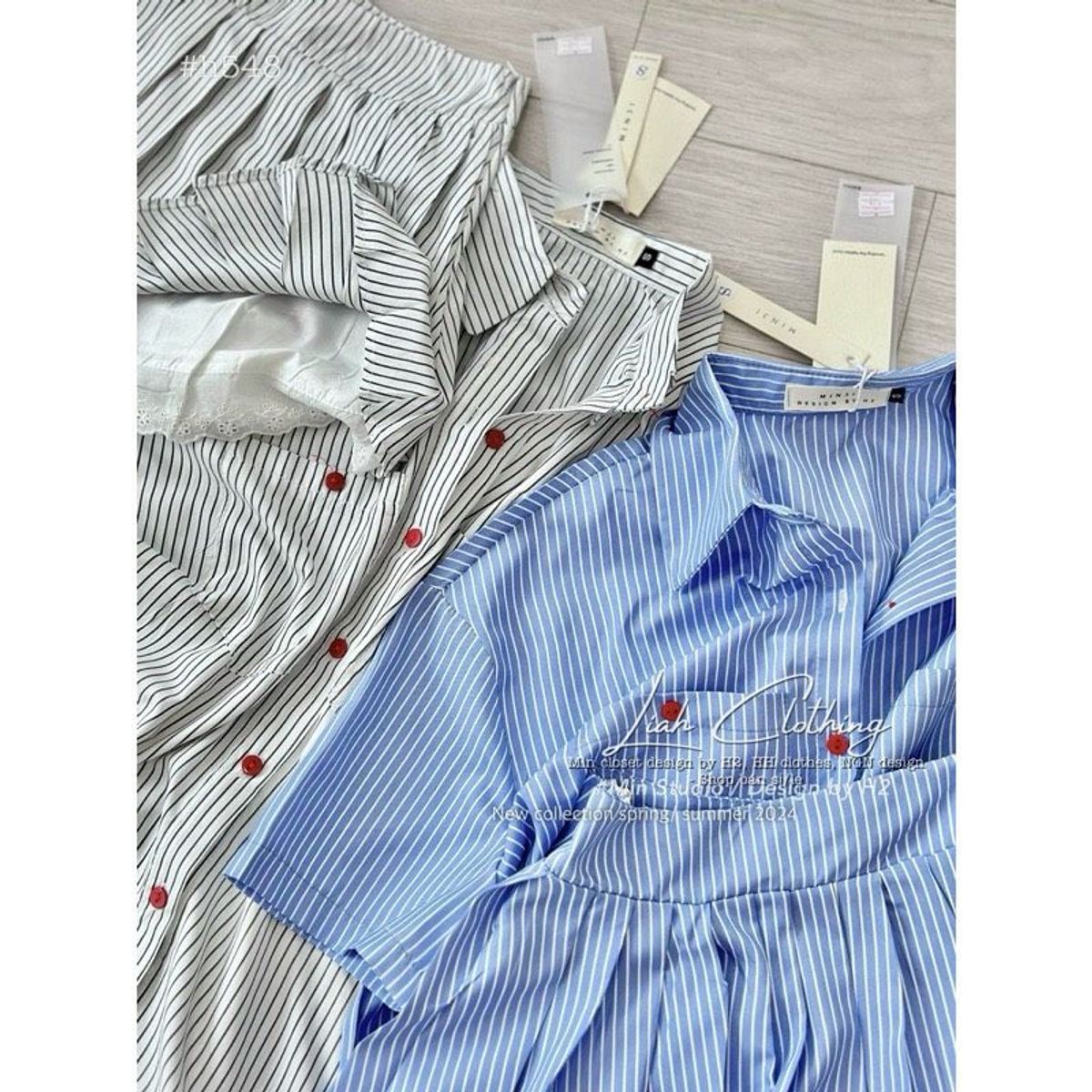 SET sơ mi sọc 2 túi nút đỏ kèm chân váy xếp ly ,có lót quần phối ren freesize dưới 55kg SET sơ mi sọc 2 túi nút đỏ kèm chân váy xếp ly ,có lót quần phối ren freesize dưới 55kg