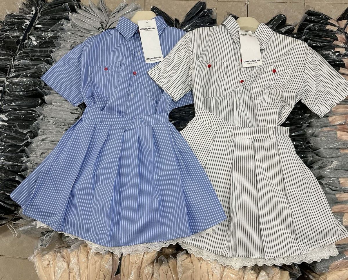 SET sơ mi sọc 2 túi nút đỏ kèm chân váy xếp ly ,có lót quần phối ren freesize dưới 55kg SET sơ mi sọc 2 túi nút đỏ kèm chân váy xếp ly ,có lót quần phối ren freesize dưới 55kg