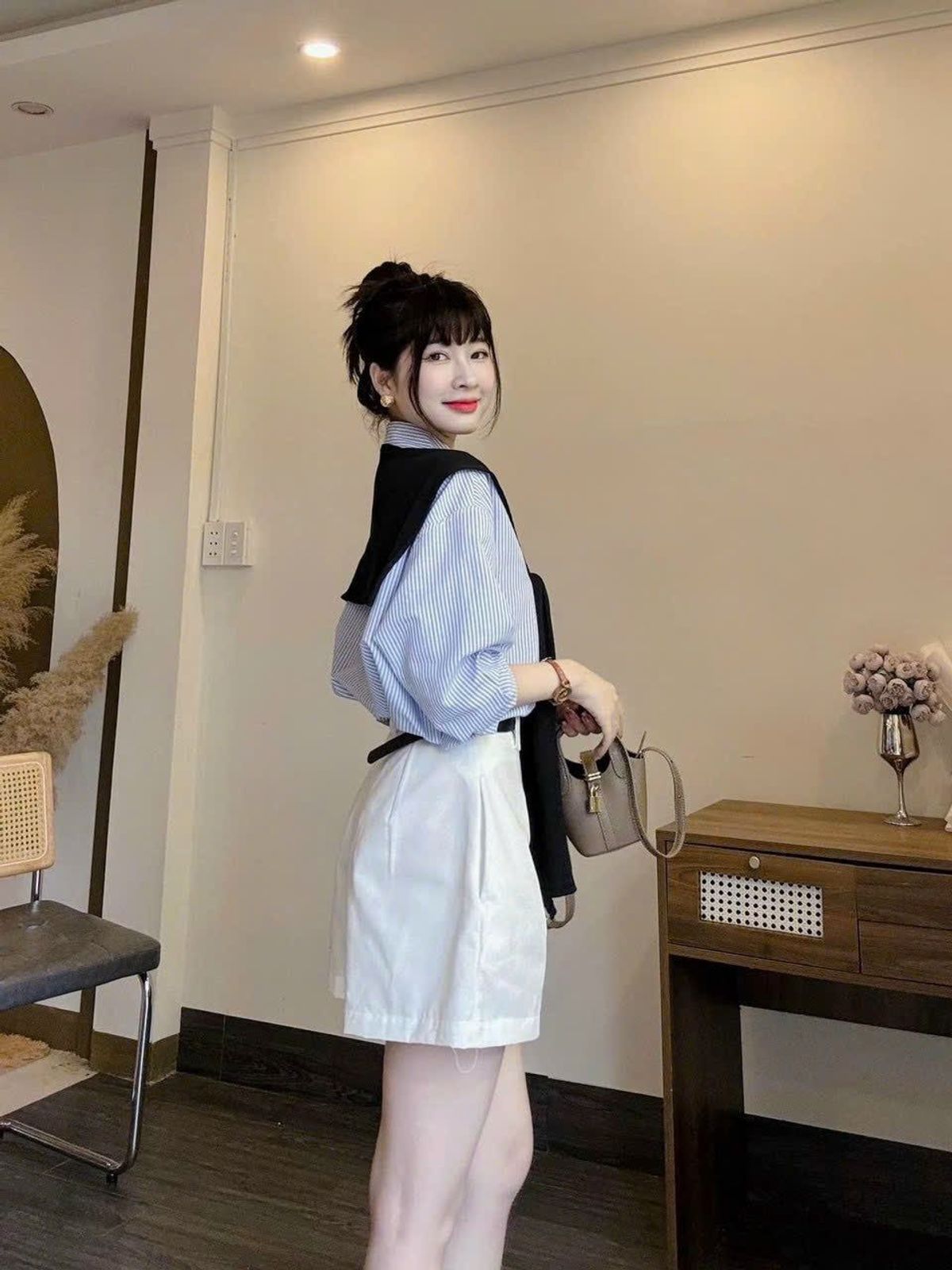 SET 4 món áo sơ mi sọc chất kate, khăn choàng, quần kaki mềm kèm dây nịt Freesize dưới 55kg SET 4 món áo sơ mi sọc chất kate, khăn choàng, quần kaki mềm kèm dây nịt Freesize dưới 55kg