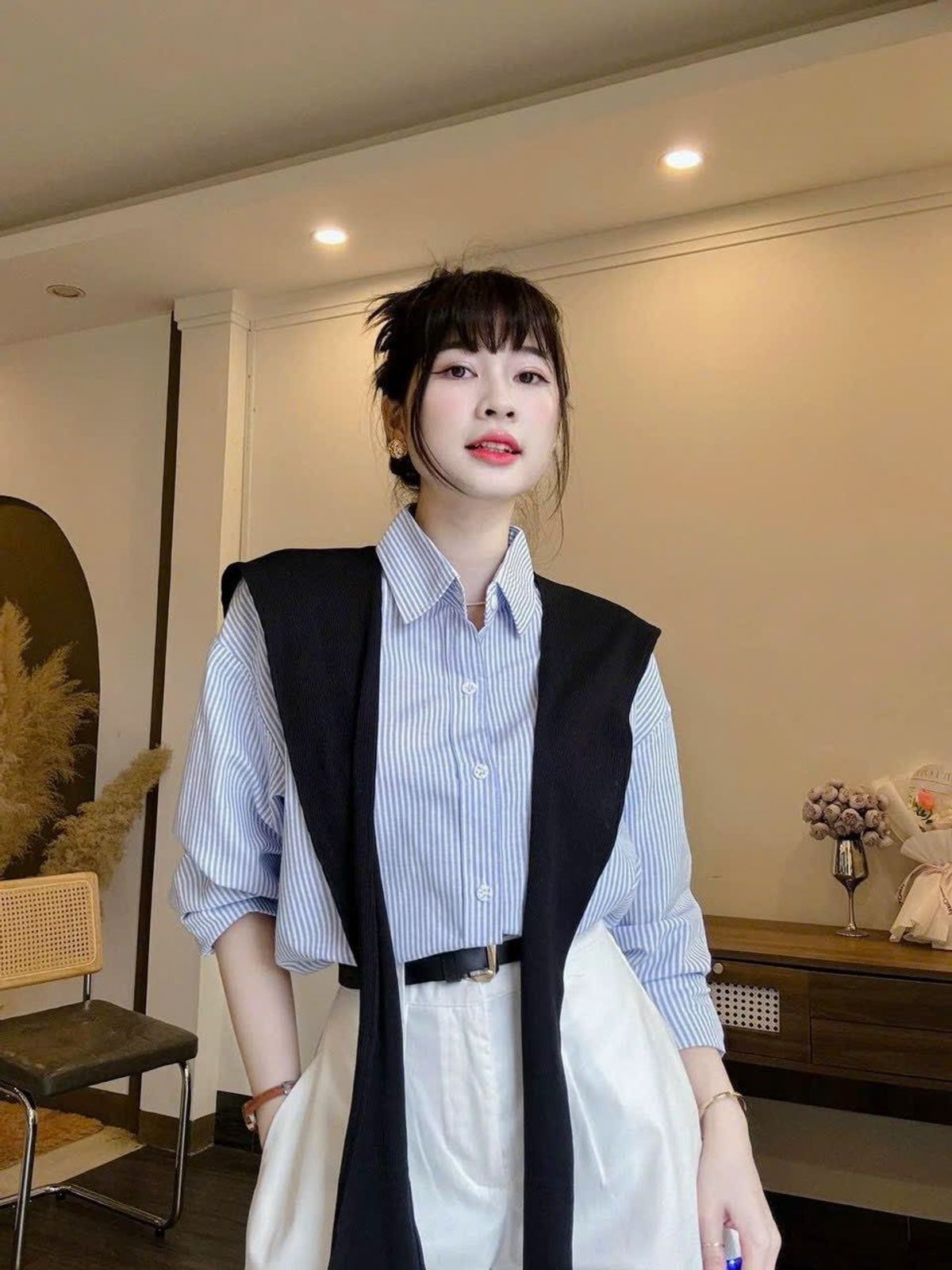 SET 4 món áo sơ mi sọc chất kate, khăn choàng, quần kaki mềm kèm dây nịt Freesize dưới 55kg SET 4 món áo sơ mi sọc chất kate, khăn choàng, quần kaki mềm kèm dây nịt Freesize dưới 55kg