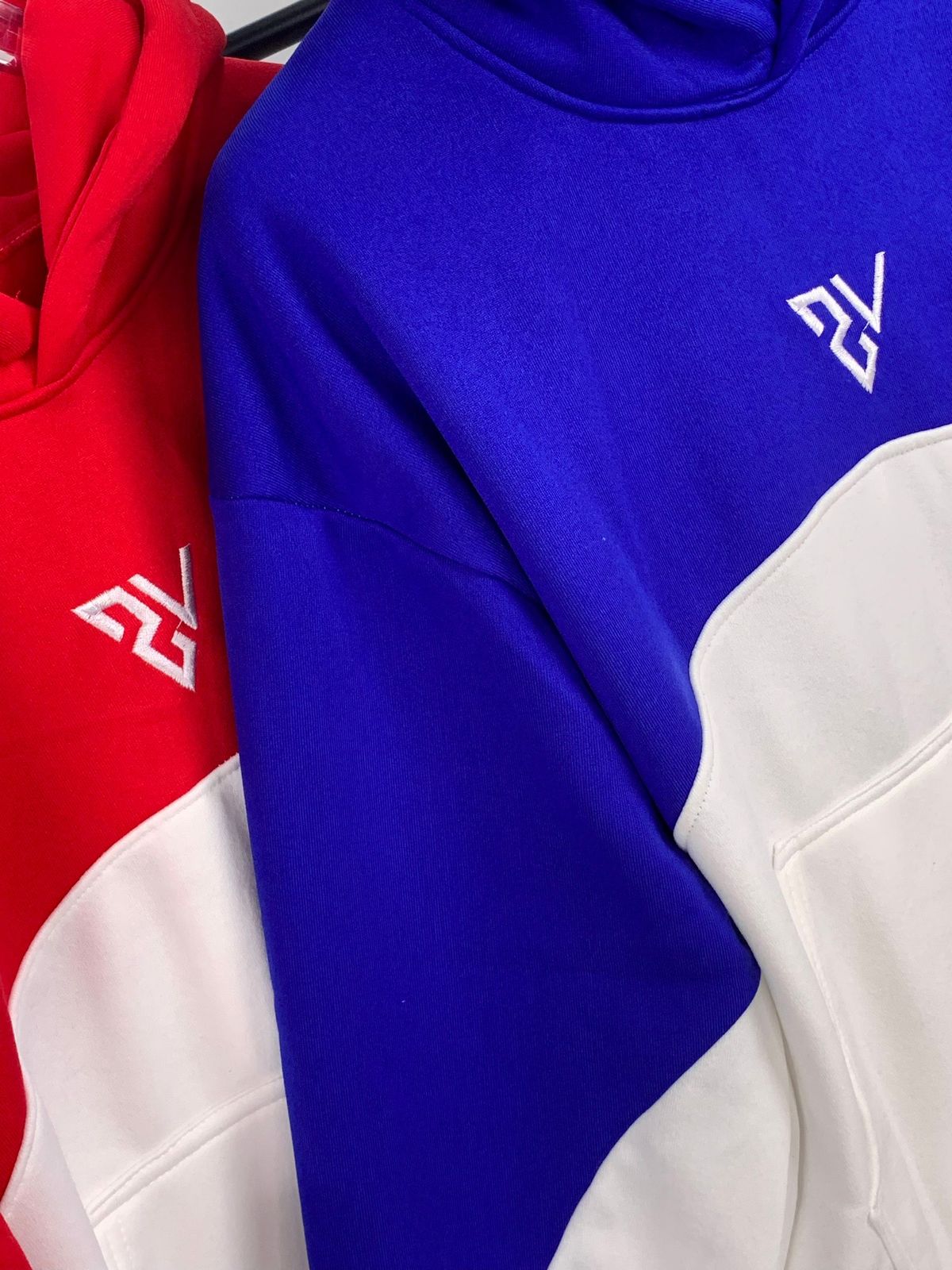 Áo hoodie phối 2 màu thêu VESTURES chất nỉ bông dày mịn Áo hoodie phối 2 màu thêu VESTURES chất nỉ bông dày mịn