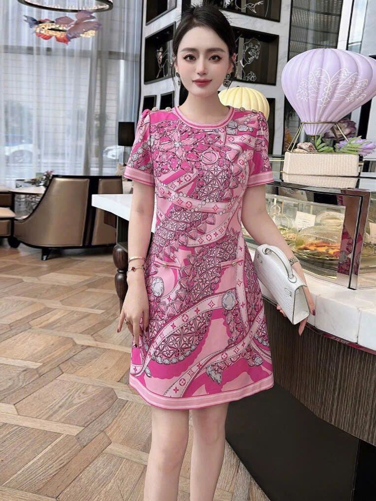 Đầm lụa phom suông dành cho nữ rất sang trọng khi dự tiệc Đầm lụa phom suông dành cho nữ rất sang trọng khi dự tiệc
