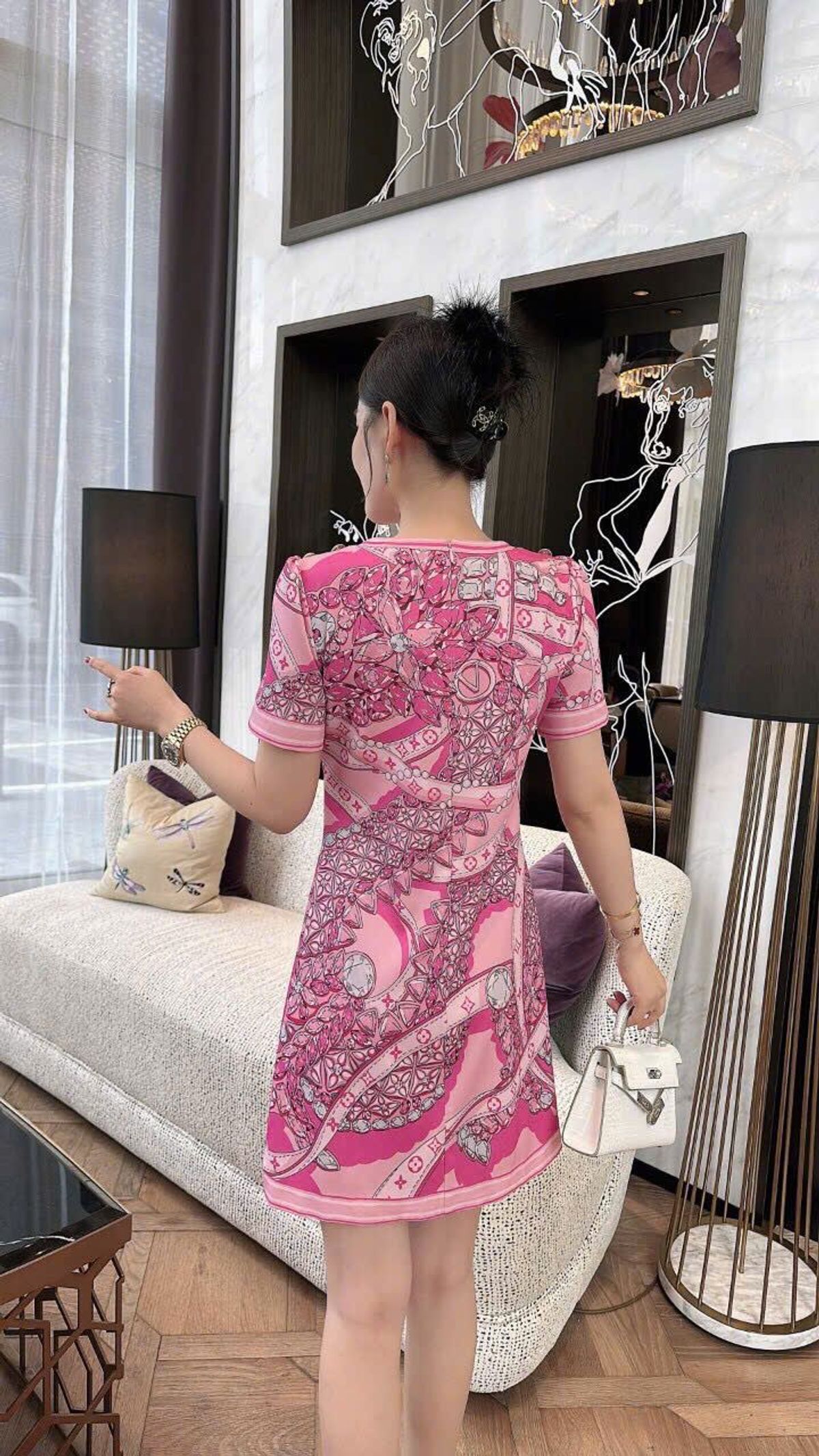 Đầm lụa phom suông dành cho nữ rất sang trọng khi dự tiệc Đầm lụa phom suông dành cho nữ rất sang trọng khi dự tiệc