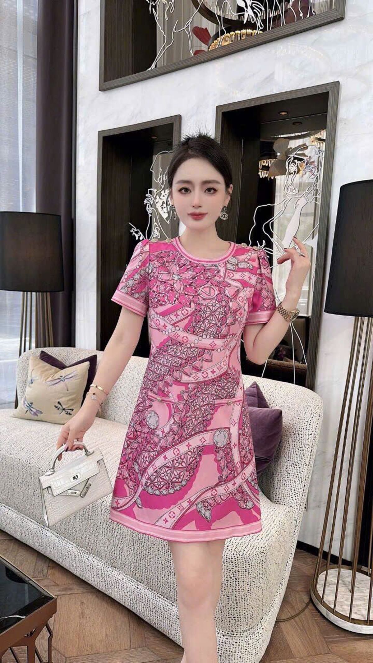 Đầm lụa phom suông dành cho nữ rất sang trọng khi dự tiệc Đầm lụa phom suông dành cho nữ rất sang trọng khi dự tiệc