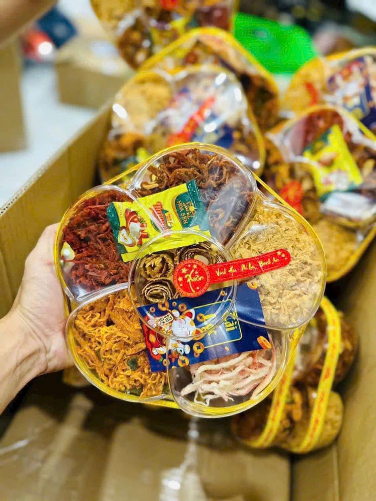 SET KHÔ LỤC VỊ HOA MAI: ĐẸP MẮT, HƯƠNG VỊ QUÊ, QUÀ TẾT SANG TRỌNG - WINNIE HOUSE SET KHÔ LỤC VỊ HOA MAI: ĐẸP MẮT, HƯƠNG VỊ QUÊ, QUÀ TẾT SANG TRỌNG - WINNIE HOUSE