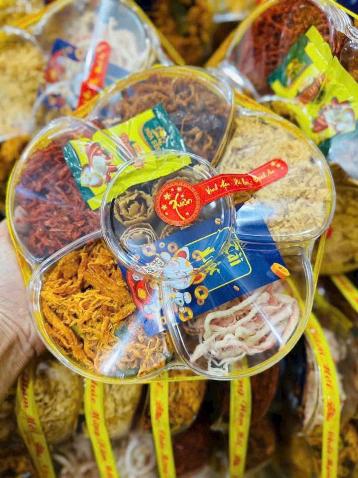SET KHÔ LỤC VỊ HOA MAI: ĐẸP MẮT, HƯƠNG VỊ QUÊ, QUÀ TẾT SANG TRỌNG - WINNIE HOUSE SET KHÔ LỤC VỊ HOA MAI: ĐẸP MẮT, HƯƠNG VỊ QUÊ, QUÀ TẾT SANG TRỌNG - WINNIE HOUSE