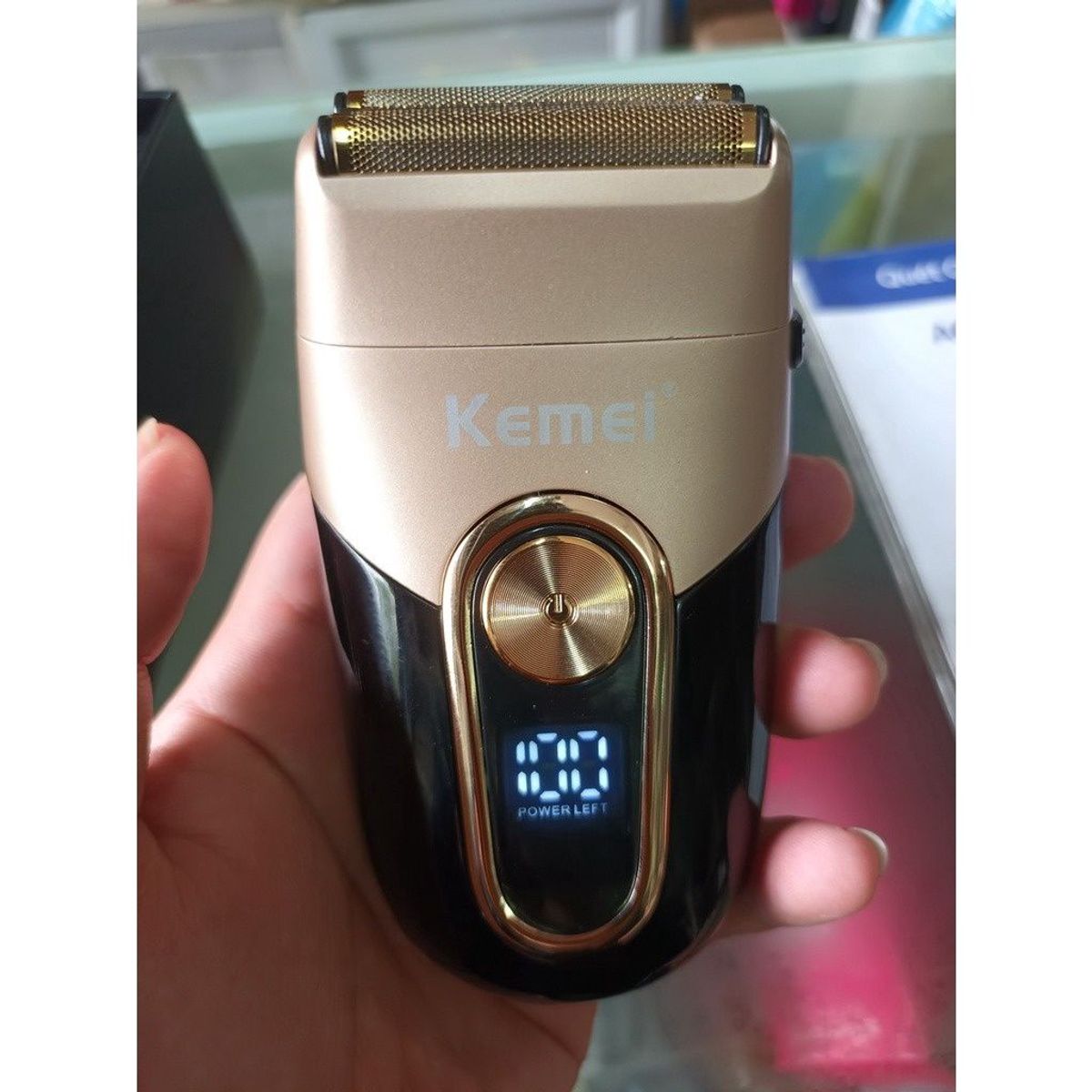 MÁY CẠO RÂU KHÔ 3 LƯỠI KÈM GIÁ ĐỠ KEMEI KM 3209 CAO CẤP TRONG CÁC DÒNG MÁY CẠO RÂU GD094 - LADY'S PASSION MÁY CẠO RÂU KHÔ 3 LƯỠI KÈM GIÁ ĐỠ KEMEI KM 3209 CAO CẤP TRONG CÁC DÒNG MÁY CẠO RÂU GD094 - LADY'S PASSION