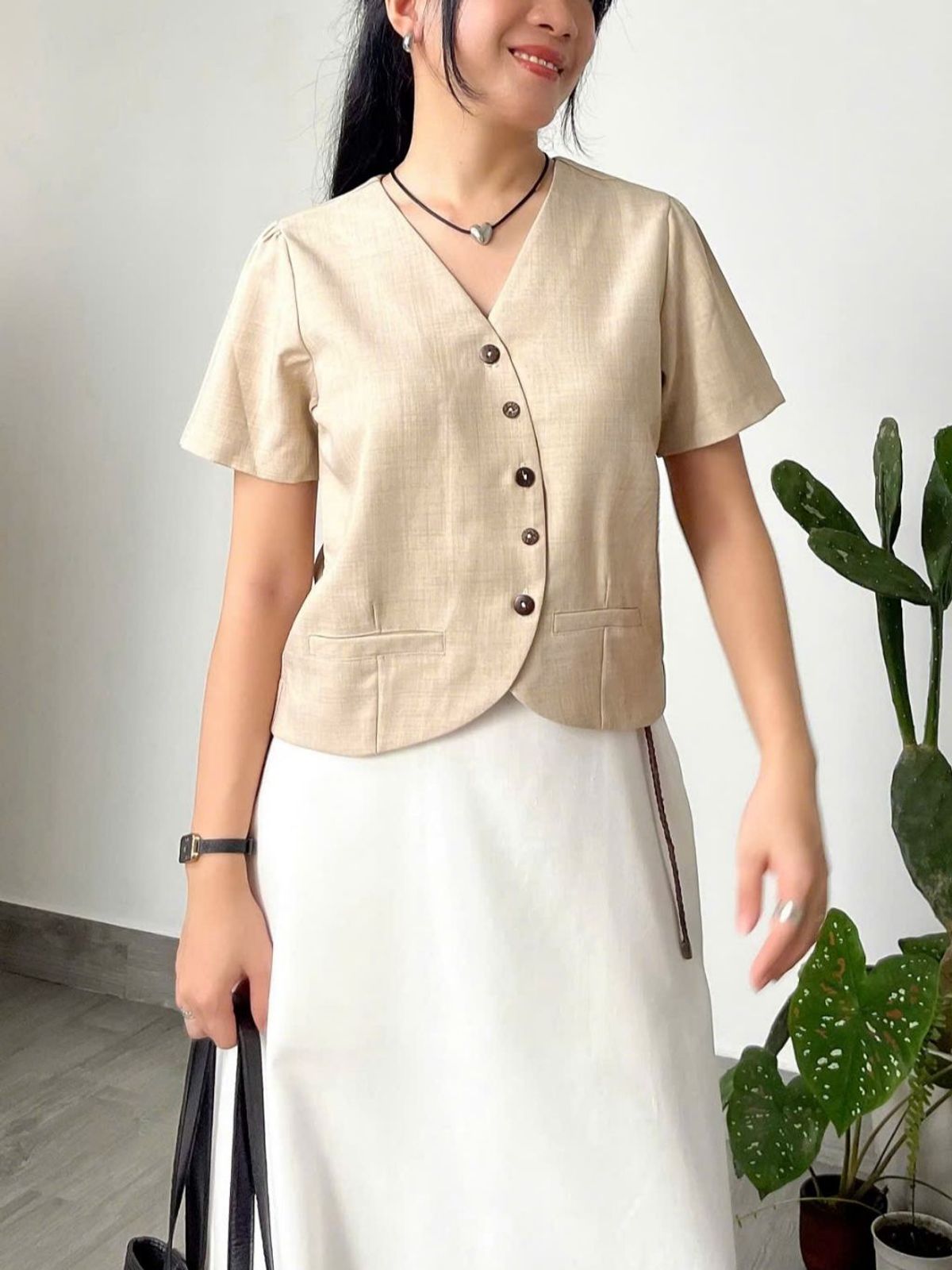 Áo lửng fom suông tay ngắn nút gỗ Áo lửng fom suông tay ngắn nút gỗ