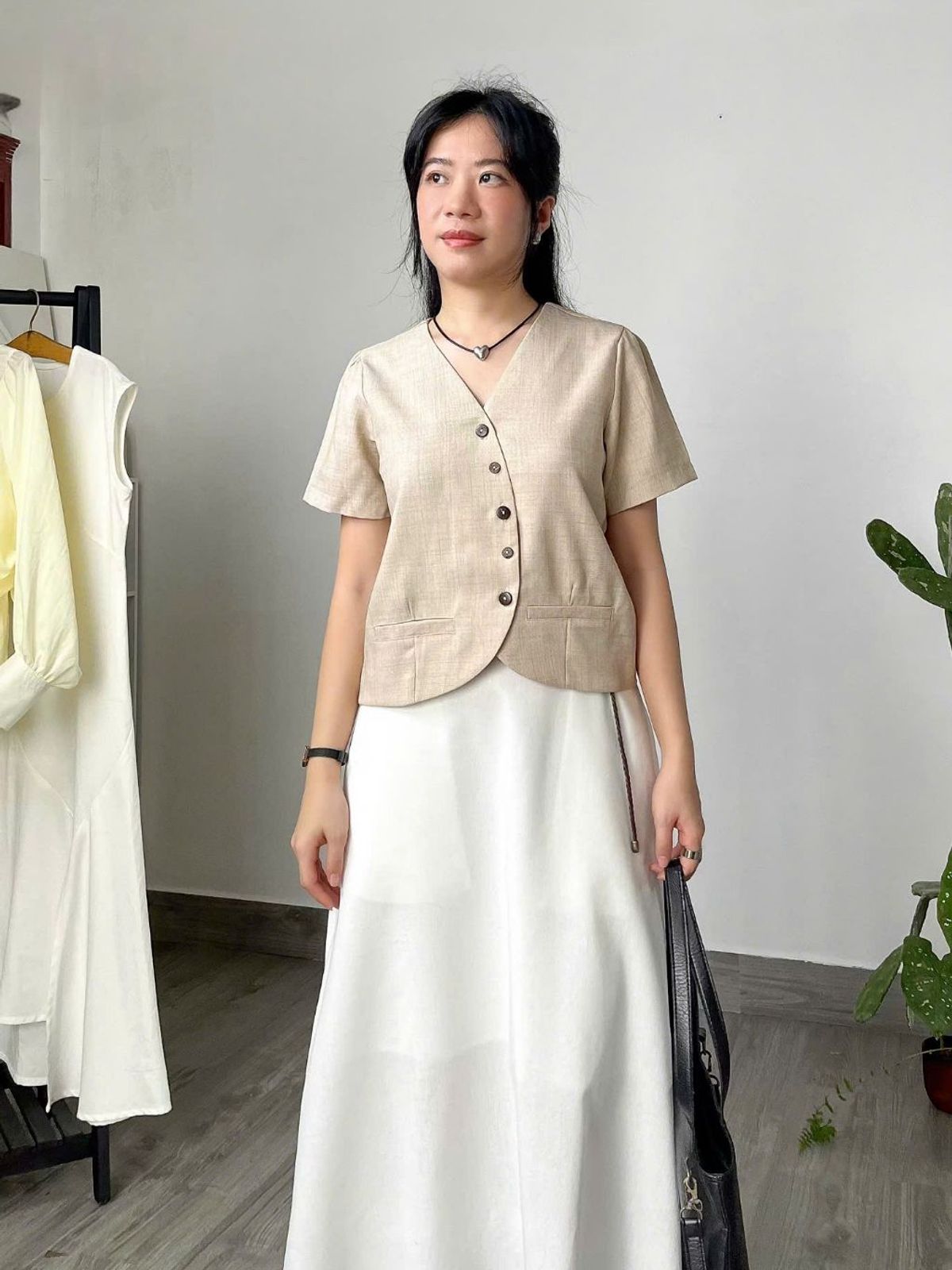 Áo lửng fom suông tay ngắn nút gỗ Áo lửng fom suông tay ngắn nút gỗ