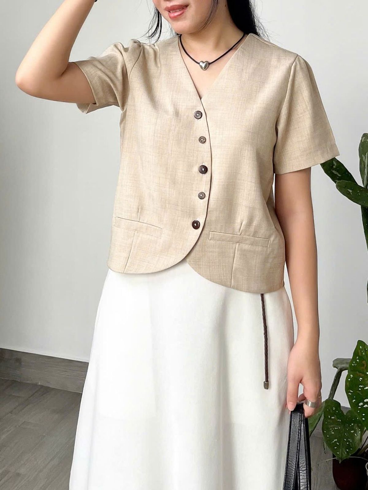 Áo lửng fom suông tay ngắn nút gỗ Áo lửng fom suông tay ngắn nút gỗ