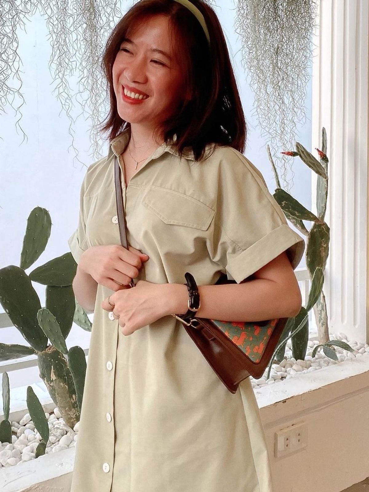 Đầm sơ mi tay ngắn fom rộng xẻ tà Đầm sơ mi tay ngắn fom rộng xẻ tà