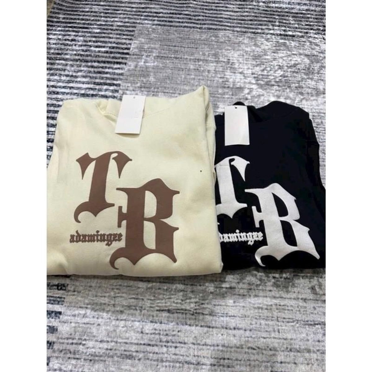 Áo khoác hoodie nam nữ logo in nổi TB cá tính, năng dộng Unisex Menswear Áo khoác hoodie nam nữ logo in nổi TB cá tính, năng dộng Unisex Menswear