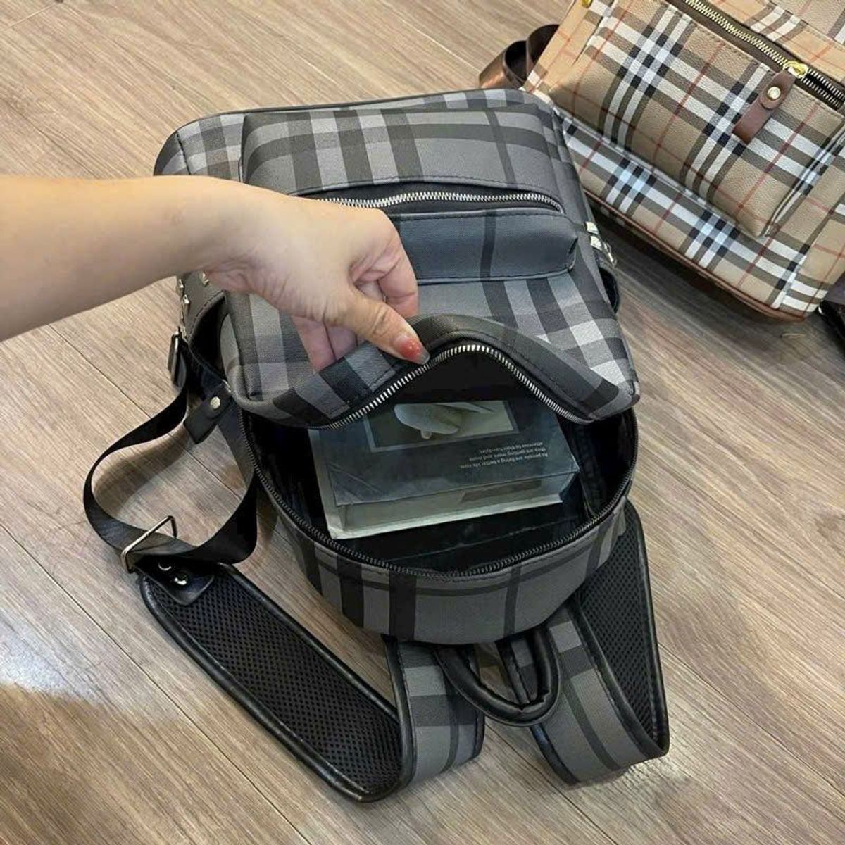 BALO DA KẺ CARO ĐI HỌC ĐI CHƠI, QUAI BẢN TO ÊM ÁI, SIZE 40, PHONG CÁCH BALO DA KẺ CARO ĐI HỌC ĐI CHƠI, QUAI BẢN TO ÊM ÁI, SIZE 40, PHONG CÁCH