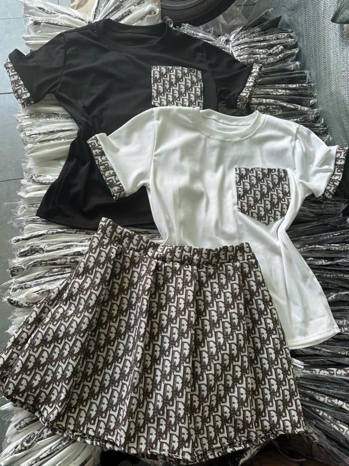 Set áo thun tăm lạnh in túi ngực viền tay mix chân váy bố dạ có lót in siêu xinh phù hợp đi làm đi chơi Set áo thun tăm lạnh in túi ngực viền tay mix chân váy bố dạ có lót in siêu xinh phù hợp đi làm đi chơi