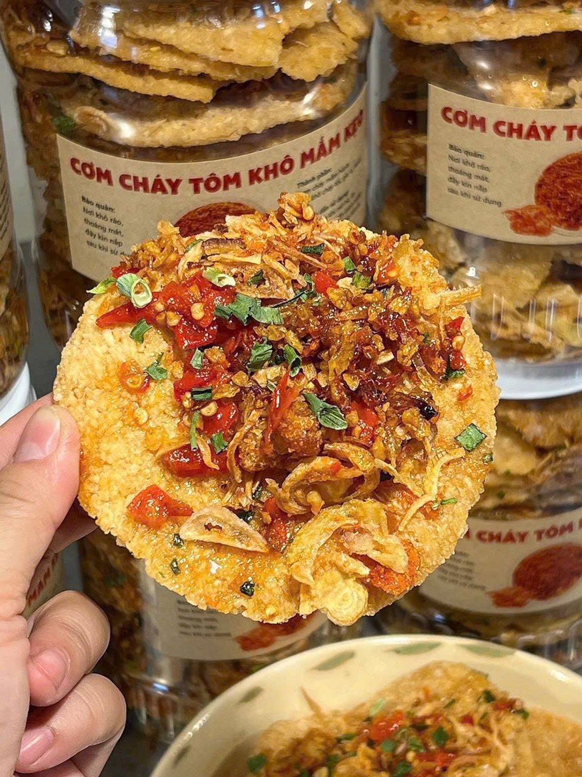 CƠM CHÁY TÔM KHÔ MẮM KẸO: ĐẬM ĐÀ HƯƠNG VỊ VIỆT 500G - WINNIE HOUSE CƠM CHÁY TÔM KHÔ MẮM KẸO: ĐẬM ĐÀ HƯƠNG VỊ VIỆT 500G - WINNIE HOUSE