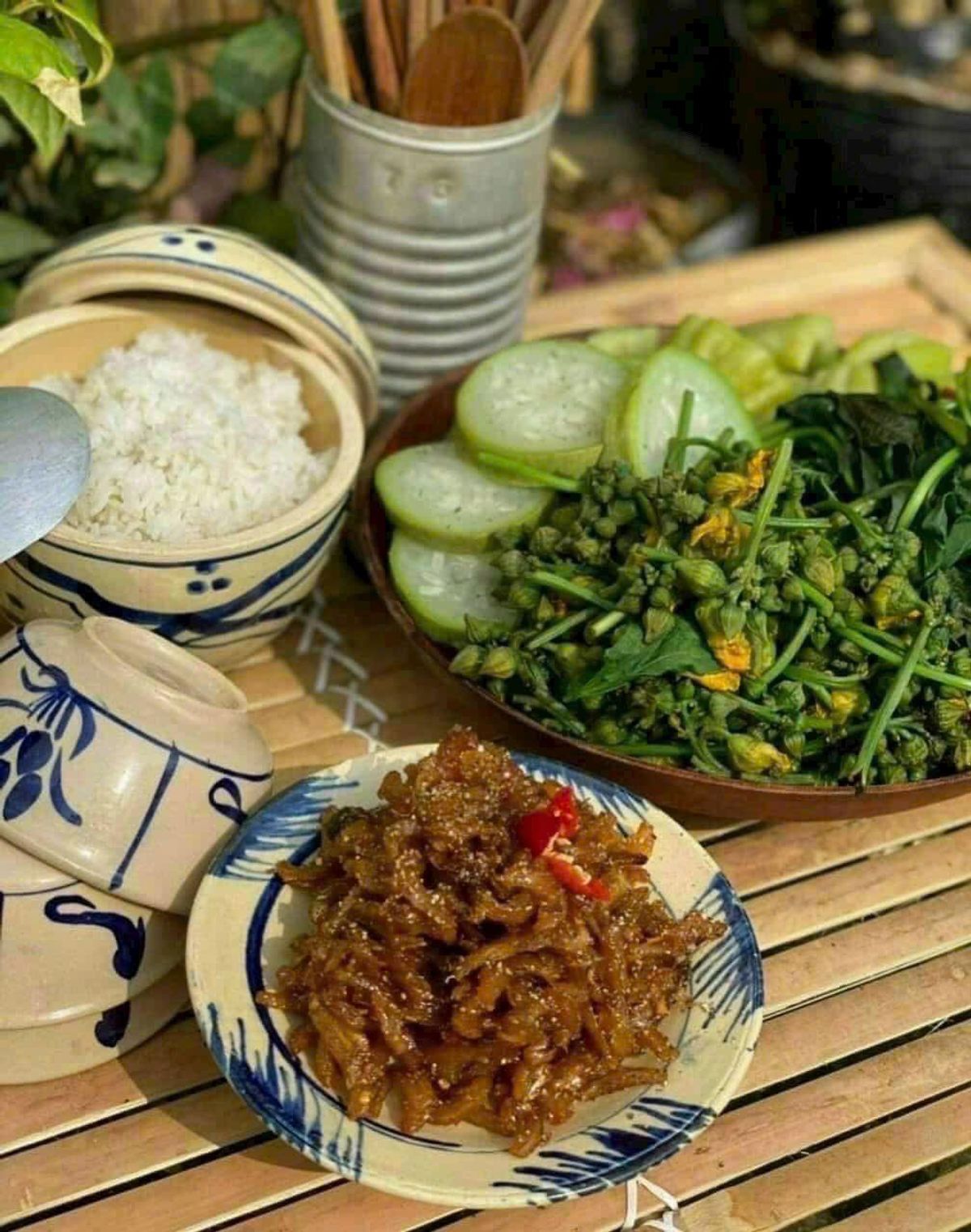 CÁ CƠM KHO SẤY TIÊU CHÂN ÁI VỊ MIỀN TÂY 250G - WINNIE HOUSE CÁ CƠM KHO SẤY TIÊU CHÂN ÁI VỊ MIỀN TÂY 250G - WINNIE HOUSE