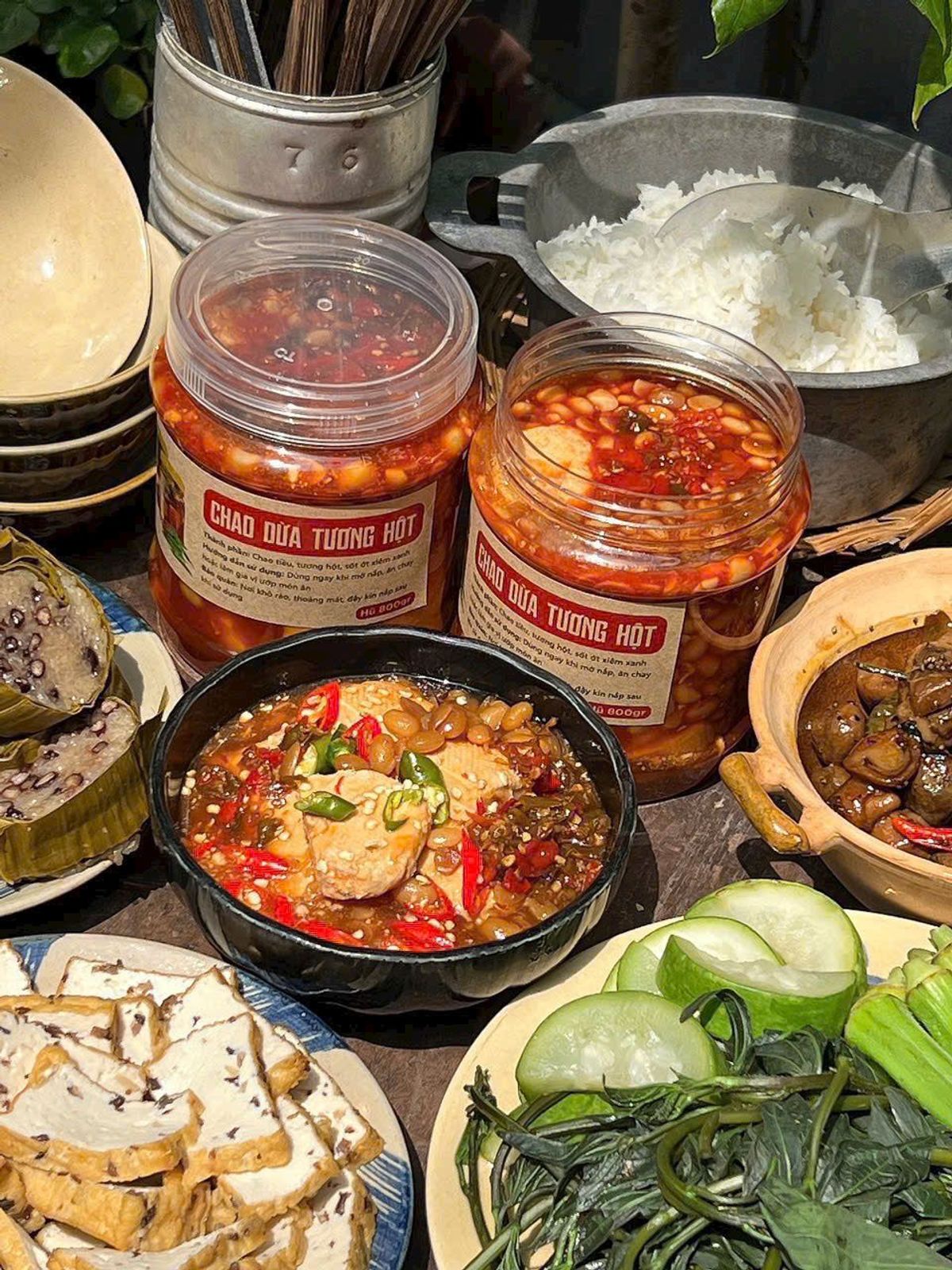 CHAO ỚT XIÊM TƯƠNG HỘT: HƯƠNG VỊ MỚI LẠ, ĐẬM ĐÀ KHÓ QUÊN 800G - WINNIE HOUSE CHAO ỚT XIÊM TƯƠNG HỘT: HƯƠNG VỊ MỚI LẠ, ĐẬM ĐÀ KHÓ QUÊN 800G - WINNIE HOUSE