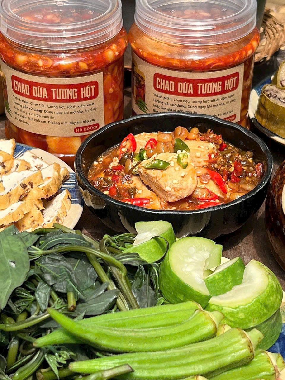 CHAO ỚT XIÊM TƯƠNG HỘT: HƯƠNG VỊ MỚI LẠ, ĐẬM ĐÀ KHÓ QUÊN 800G - WINNIE HOUSE CHAO ỚT XIÊM TƯƠNG HỘT: HƯƠNG VỊ MỚI LẠ, ĐẬM ĐÀ KHÓ QUÊN 800G - WINNIE HOUSE