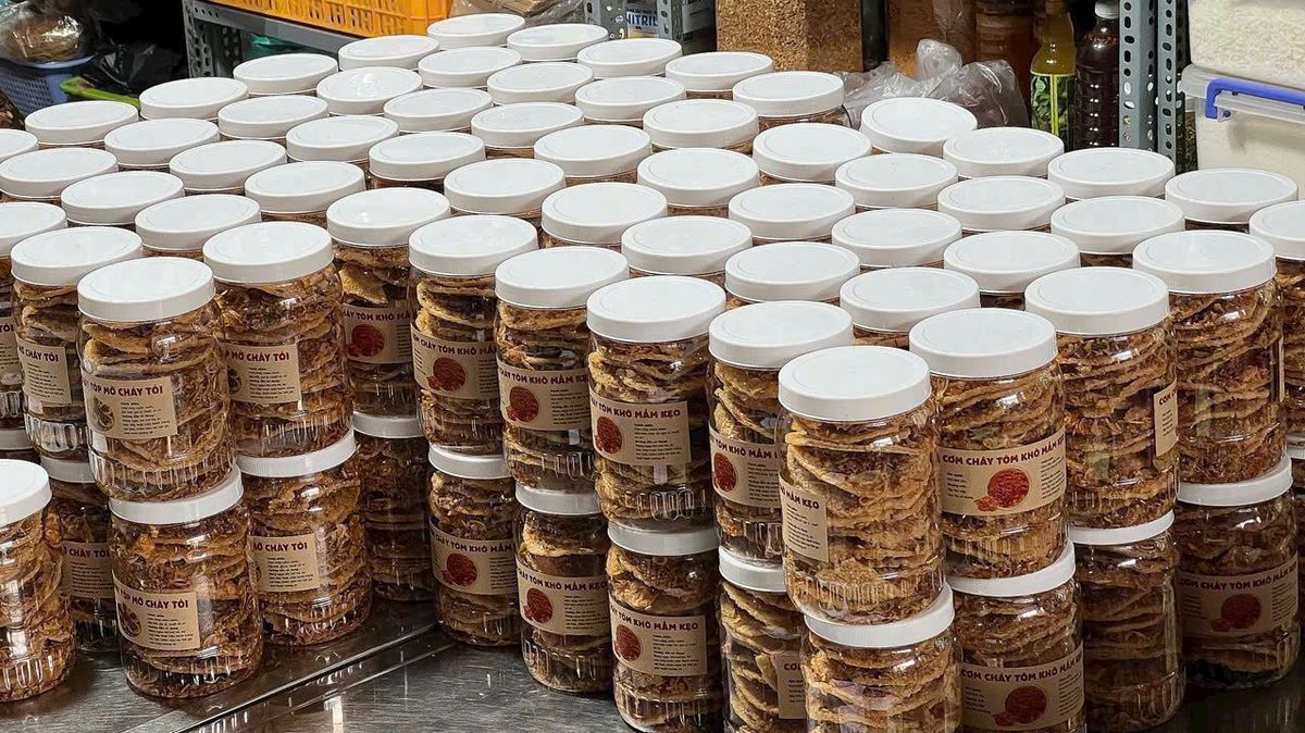 CƠM CHÁY TÓP MỠ HÀNH PHI MUỐI TÔM, HƯƠNG VỊ ĐẶC BIỆT 500G - WINNIE HOUSE CƠM CHÁY TÓP MỠ HÀNH PHI MUỐI TÔM, HƯƠNG VỊ ĐẶC BIỆT 500G - WINNIE HOUSE