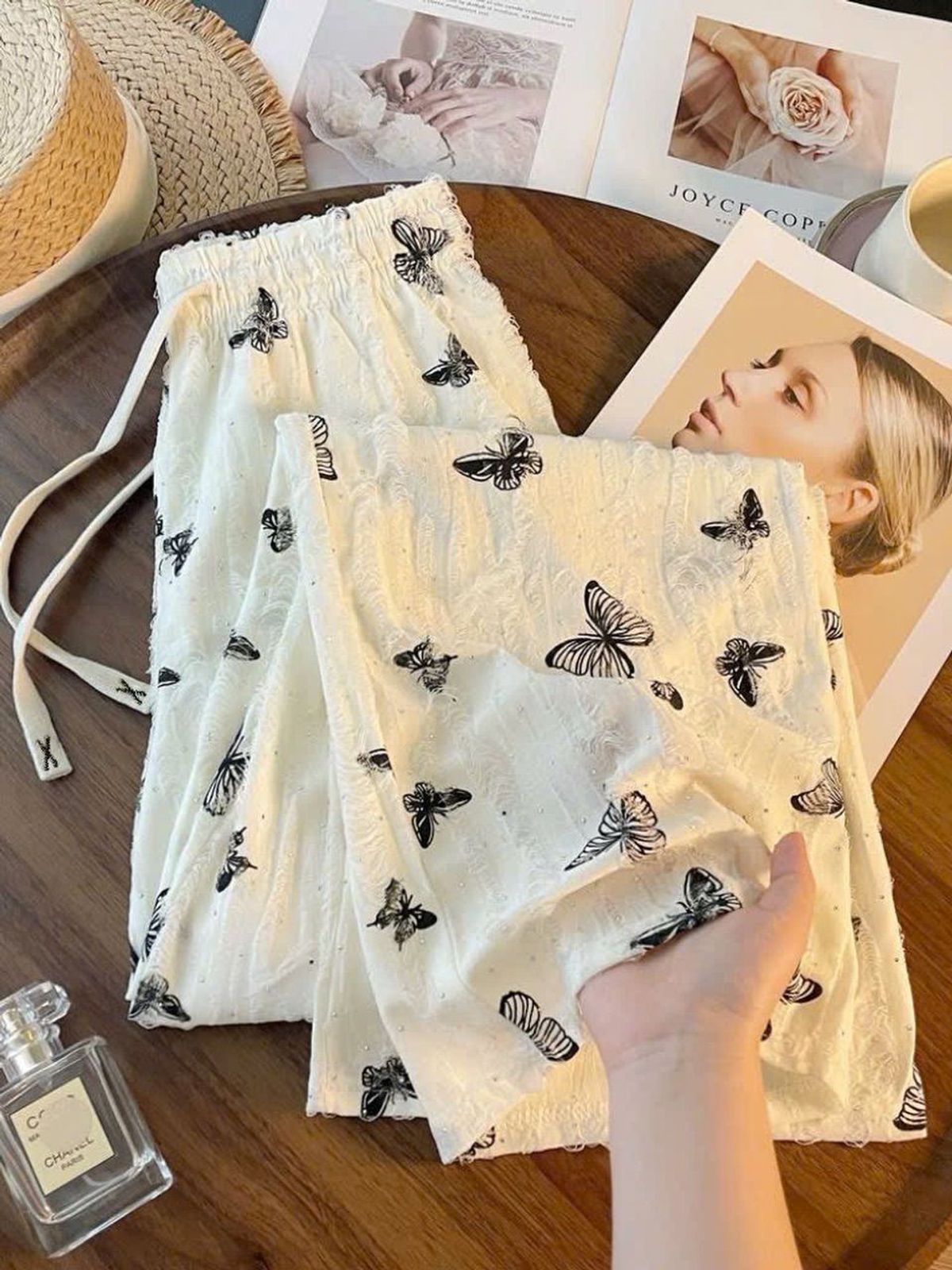 Quần Ống Rộng Nữ Vải Đũi Mềm Mịn Phối Rách Họa Tiết Bướm Đính Đá Lưng Cao Quần Ống Rộng Nữ Vải Đũi Mềm Mịn Phối Rách Họa Tiết Bướm Đính Đá Lưng Cao