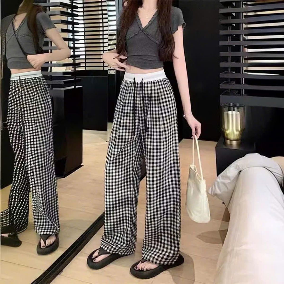 Quần kẻ caro ống rộng dáng suông nữ cạp chun lưng cao họa tiết kẻ sọc caro lạ mắt chất kate Quần kẻ caro ống rộng dáng suông nữ cạp chun lưng cao họa tiết kẻ sọc caro lạ mắt chất kate