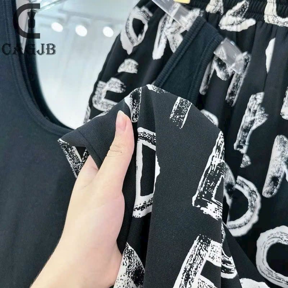 Quần suông lụa in hoạ tiết ống rộng cạp chun thời trang Quần suông lụa in hoạ tiết ống rộng cạp chun thời trang
