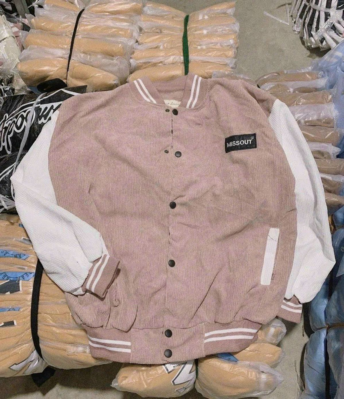 Áo Khoác Bomber thêu logo Missout , Chất Vải Nhung tăm form rộng Phong Cách Trẻ Trung Nam Nữ Áo Khoác Bomber thêu logo Missout , Chất Vải Nhung tăm form rộng Phong Cách Trẻ Trung Nam Nữ