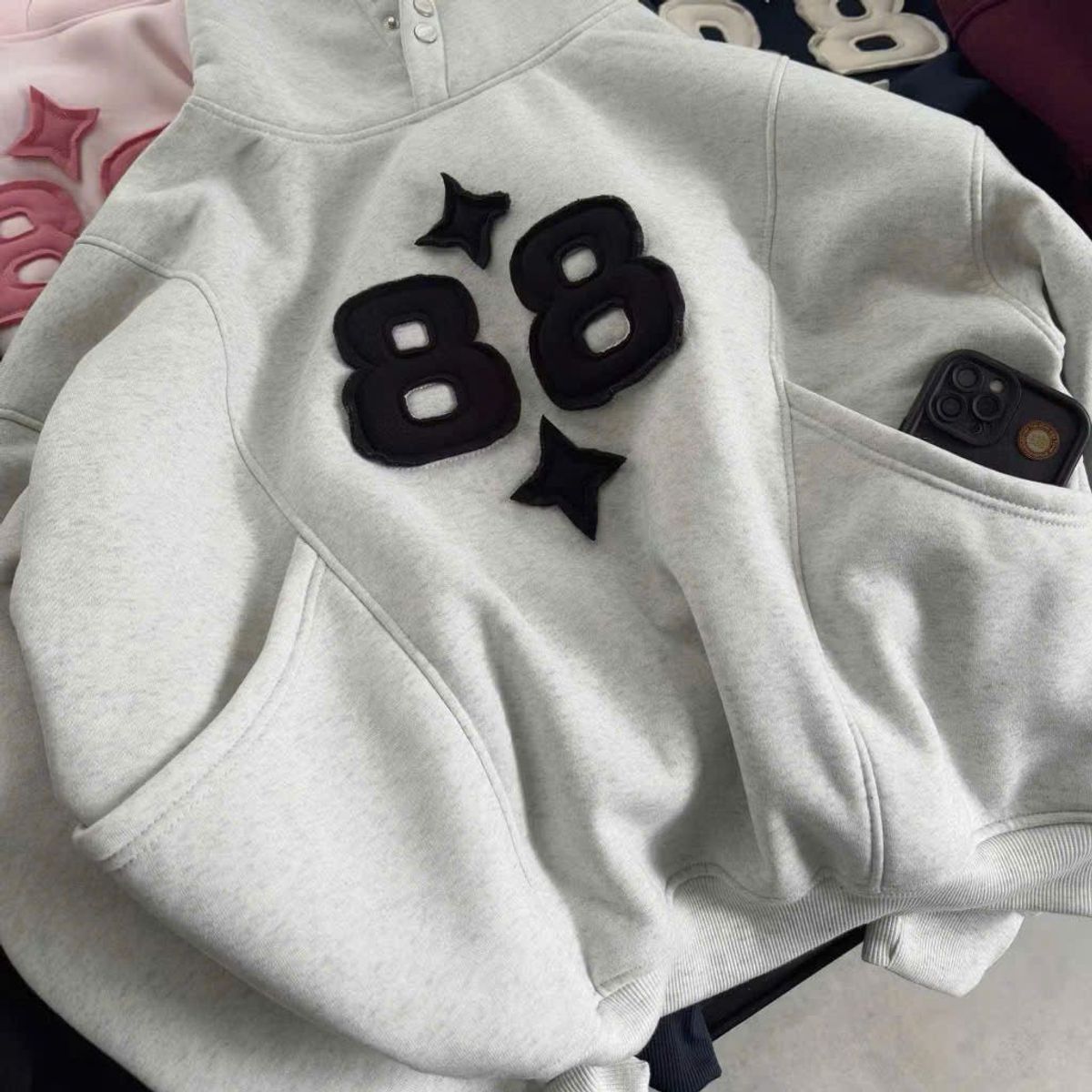 Áo Hoodie Chất Nỉ Xuất Khẩu Mềm Mịn Có Logo Thêu Nổi 88 Áo Hoodie Chất Nỉ Xuất Khẩu Mềm Mịn Có Logo Thêu Nổi 88
