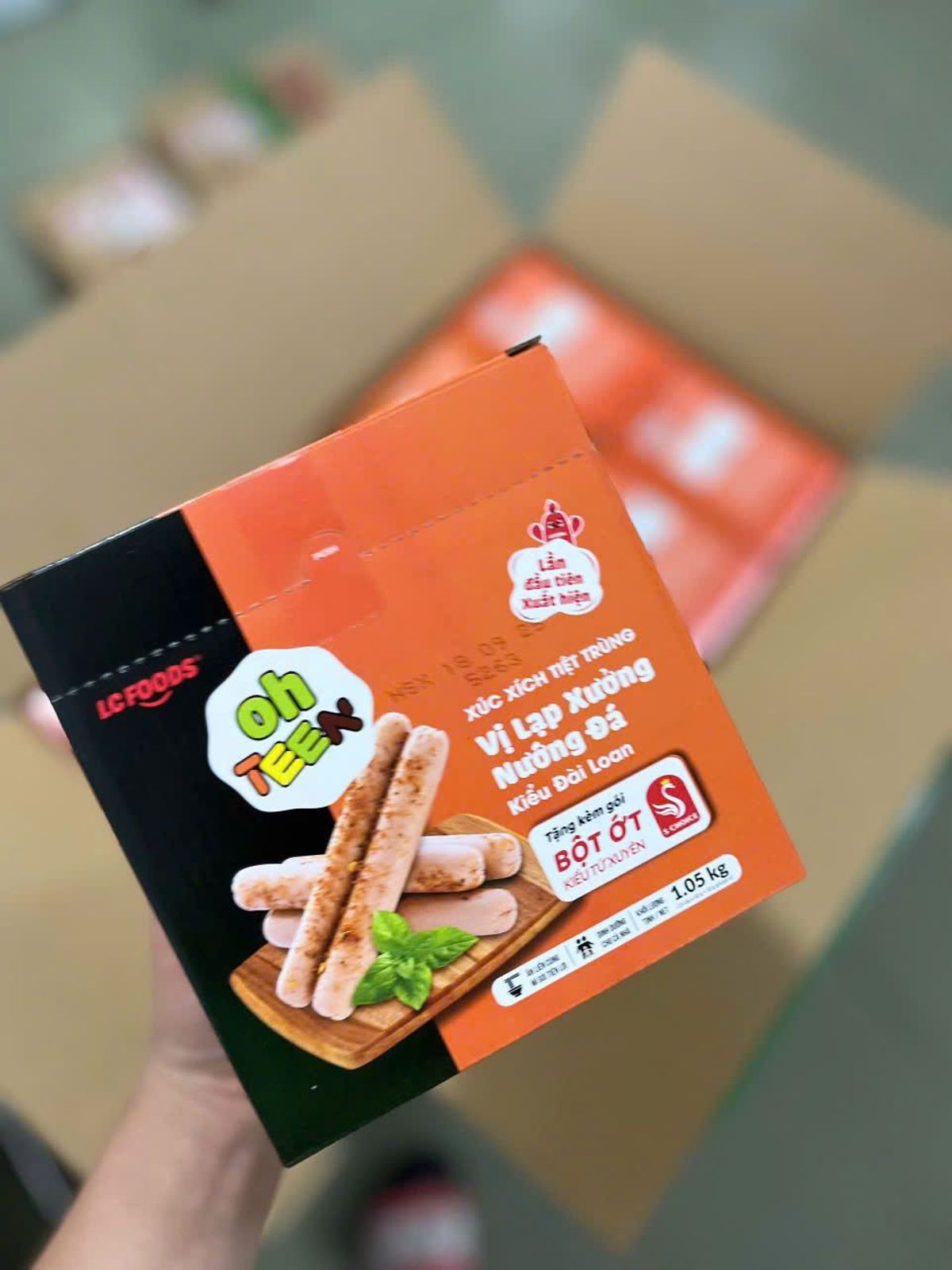 Xúc xích Ăn liền TT OH TEEn vị lạp xưởng hộp 1kg 25 cây Xúc xích Ăn liền TT OH TEEn vị lạp xưởng hộp 1kg 25 cây