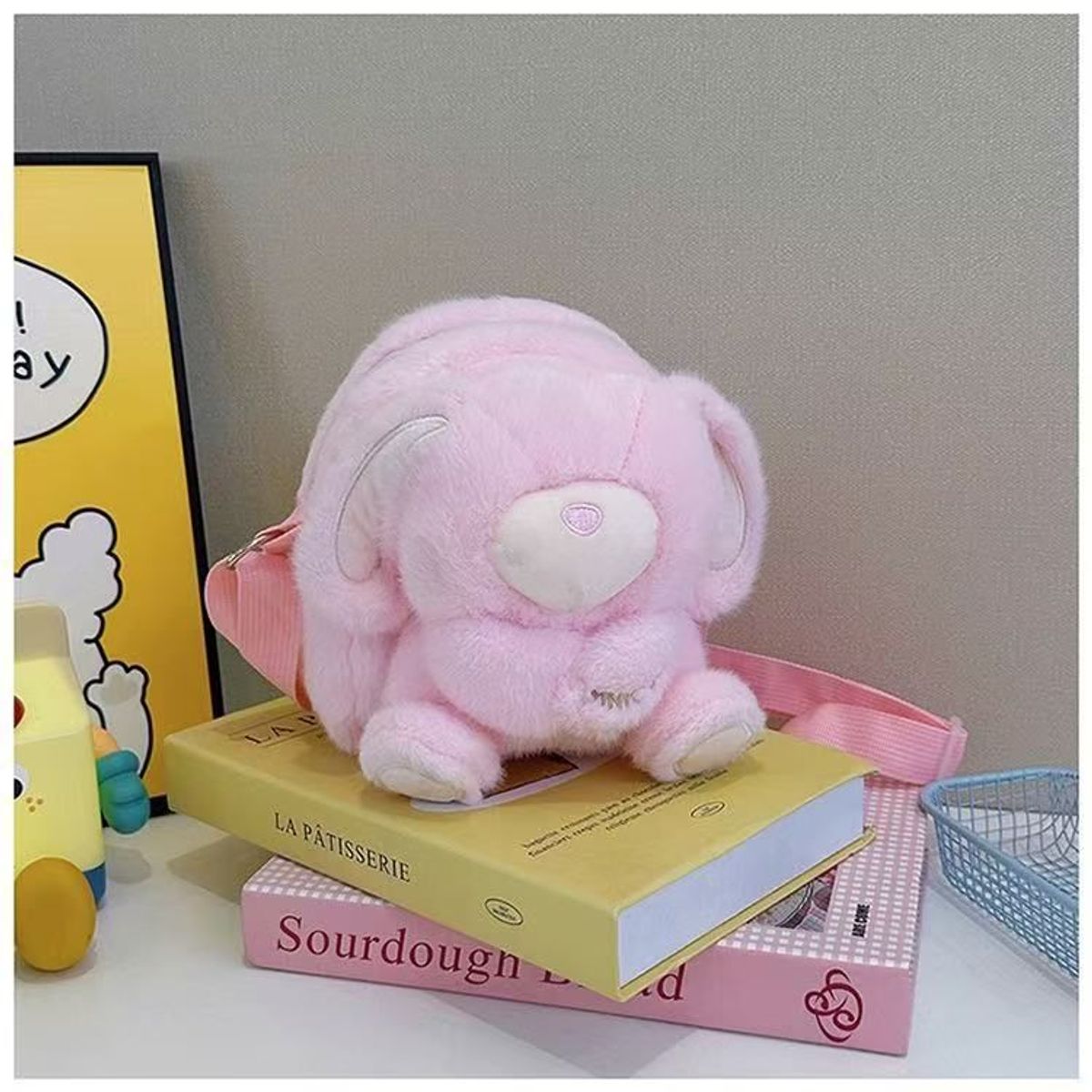 TÚI ĐEO CHÉO CAPIPARA KHOANH TAY SIÊU CUTE, NHÌN LÀ YÊU NGAY A855 - WINNIE HOUSE TÚI ĐEO CHÉO CAPIPARA KHOANH TAY SIÊU CUTE, NHÌN LÀ YÊU NGAY A855 - WINNIE HOUSE