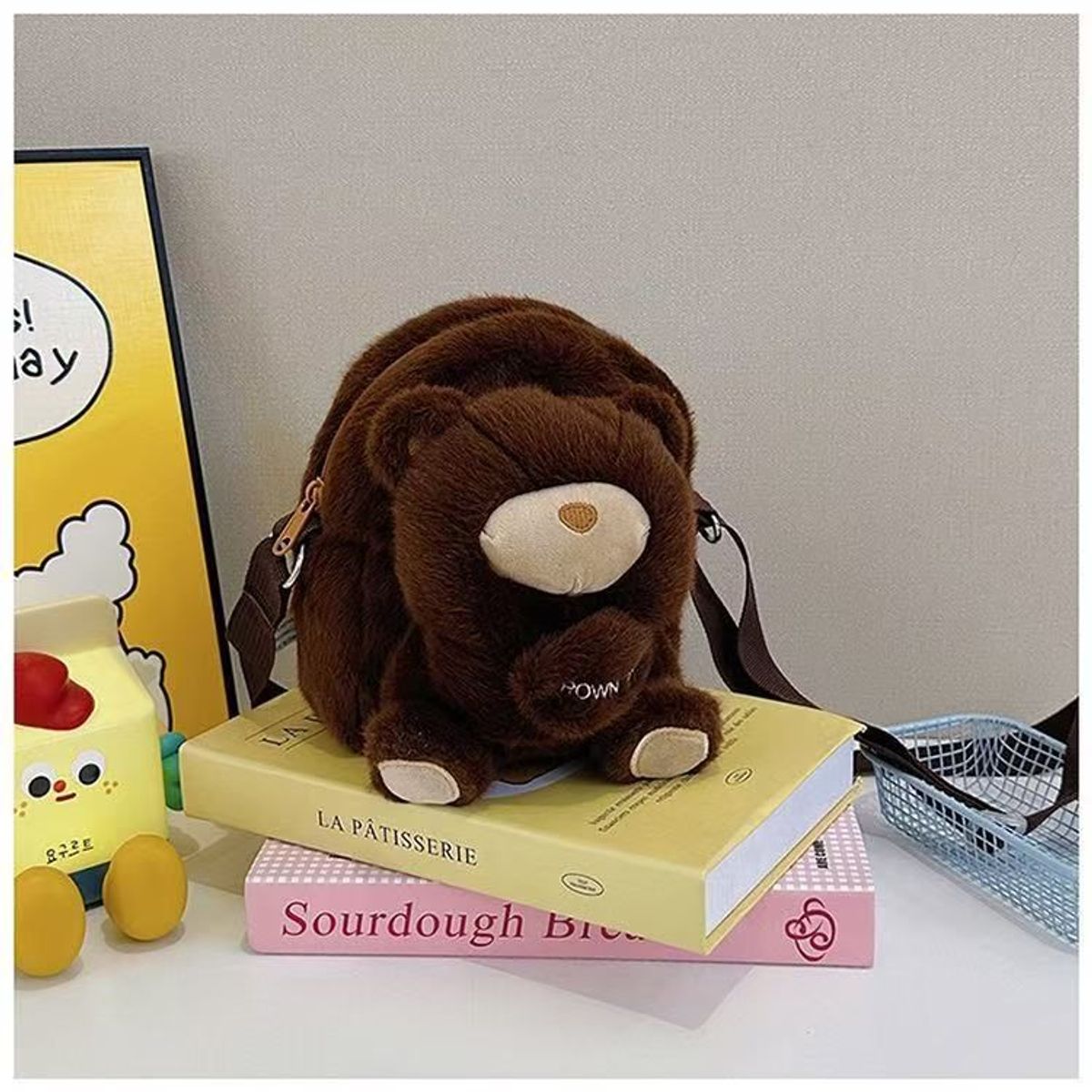 TÚI ĐEO CHÉO CAPIPARA KHOANH TAY SIÊU CUTE, NHÌN LÀ YÊU NGAY A855 - WINNIE HOUSE TÚI ĐEO CHÉO CAPIPARA KHOANH TAY SIÊU CUTE, NHÌN LÀ YÊU NGAY A855 - WINNIE HOUSE