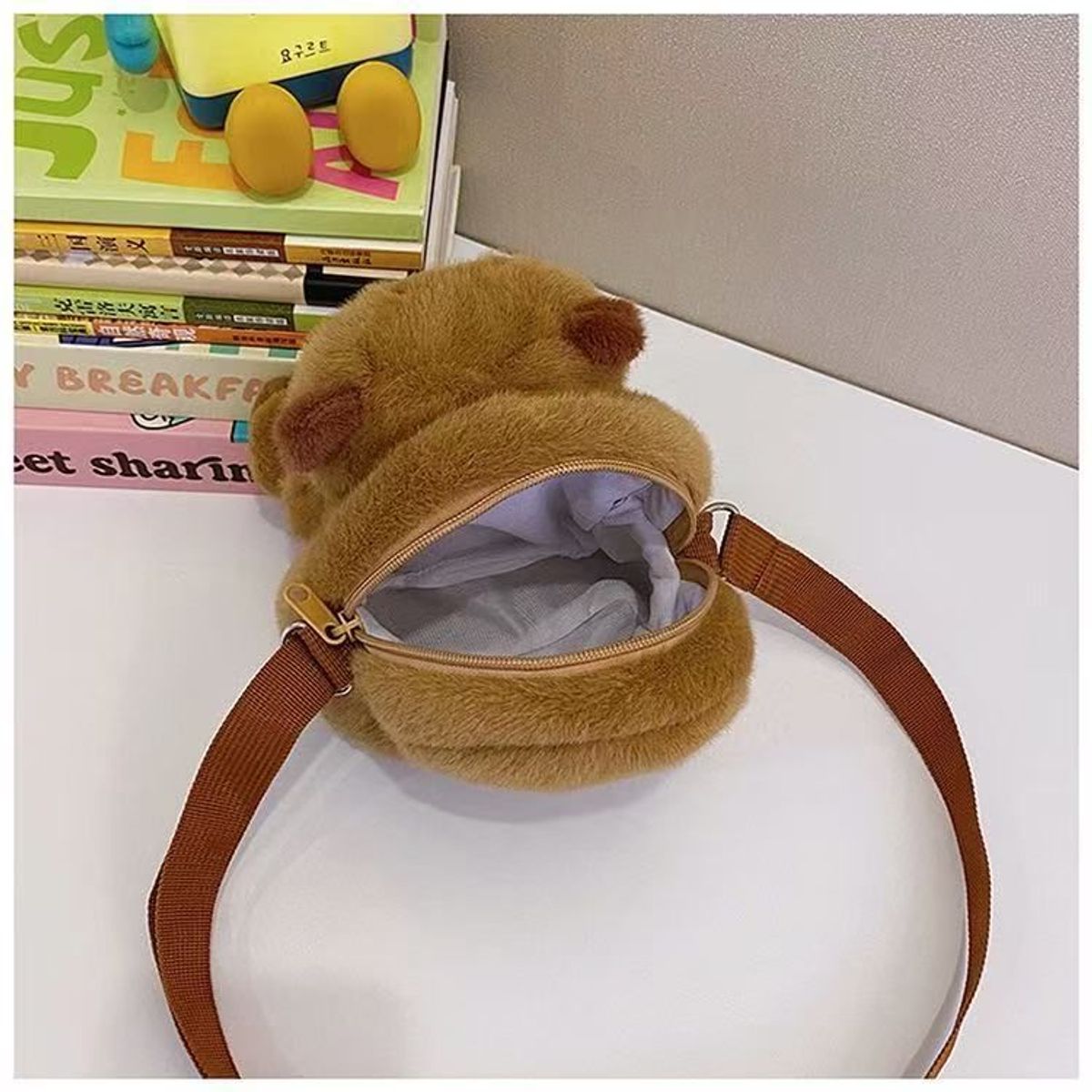 TÚI ĐEO CHÉO CAPIPARA KHOANH TAY SIÊU CUTE, NHÌN LÀ YÊU NGAY A855 - WINNIE HOUSE TÚI ĐEO CHÉO CAPIPARA KHOANH TAY SIÊU CUTE, NHÌN LÀ YÊU NGAY A855 - WINNIE HOUSE