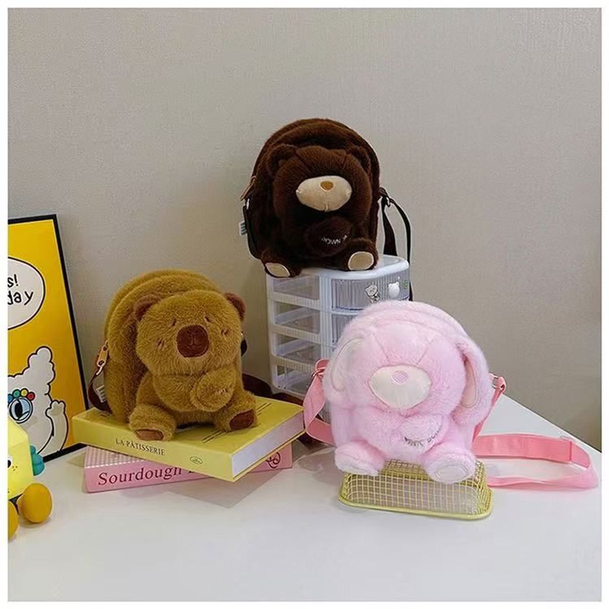 TÚI ĐEO CHÉO CAPIPARA KHOANH TAY SIÊU CUTE, NHÌN LÀ YÊU NGAY A855 - WINNIE HOUSE TÚI ĐEO CHÉO CAPIPARA KHOANH TAY SIÊU CUTE, NHÌN LÀ YÊU NGAY A855 - WINNIE HOUSE
