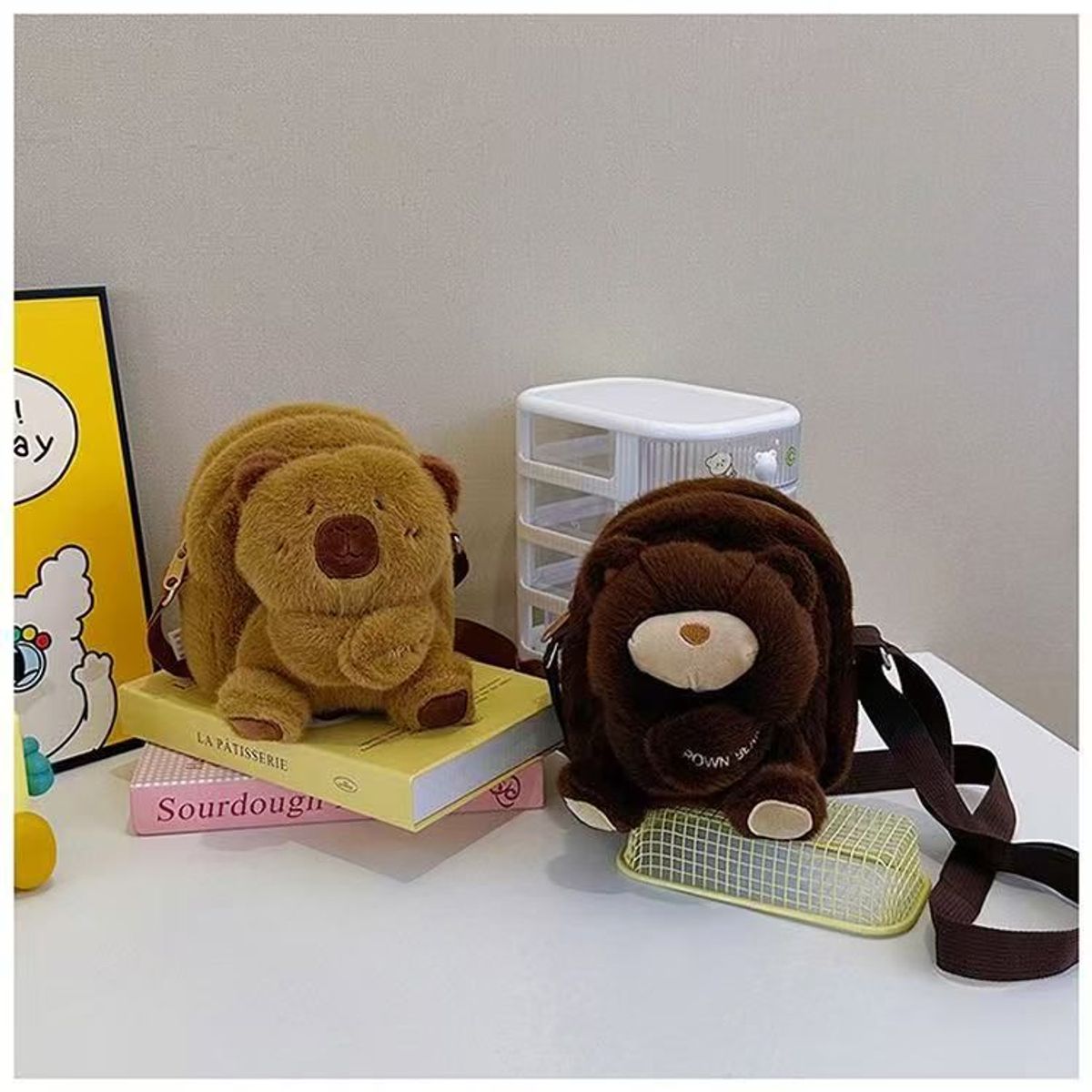 TÚI ĐEO CHÉO CAPIPARA KHOANH TAY SIÊU CUTE, NHÌN LÀ YÊU NGAY A855 - WINNIE HOUSE TÚI ĐEO CHÉO CAPIPARA KHOANH TAY SIÊU CUTE, NHÌN LÀ YÊU NGAY A855 - WINNIE HOUSE