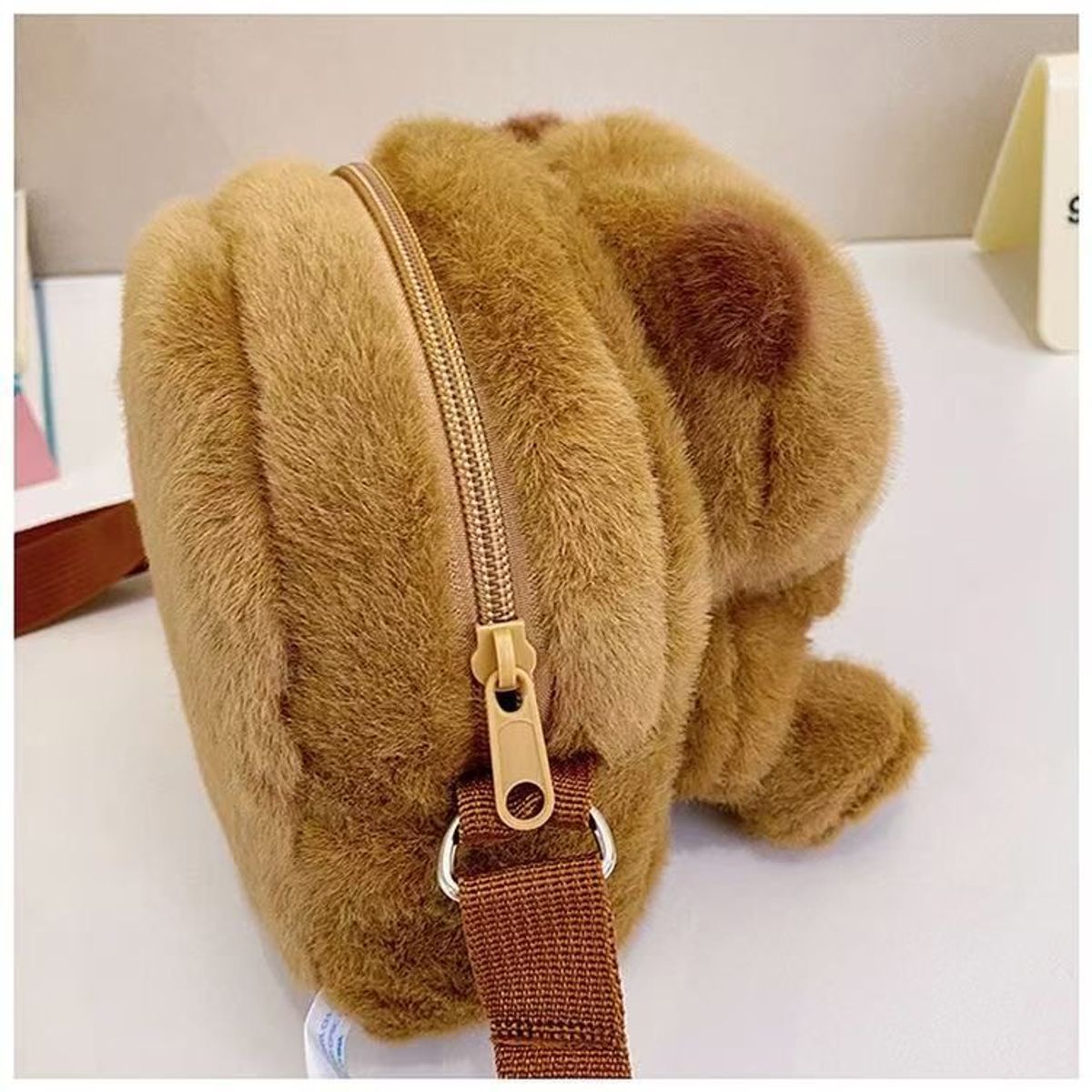 TÚI ĐEO CHÉO CAPIPARA KHOANH TAY SIÊU CUTE, NHÌN LÀ YÊU NGAY A855 - WINNIE HOUSE TÚI ĐEO CHÉO CAPIPARA KHOANH TAY SIÊU CUTE, NHÌN LÀ YÊU NGAY A855 - WINNIE HOUSE