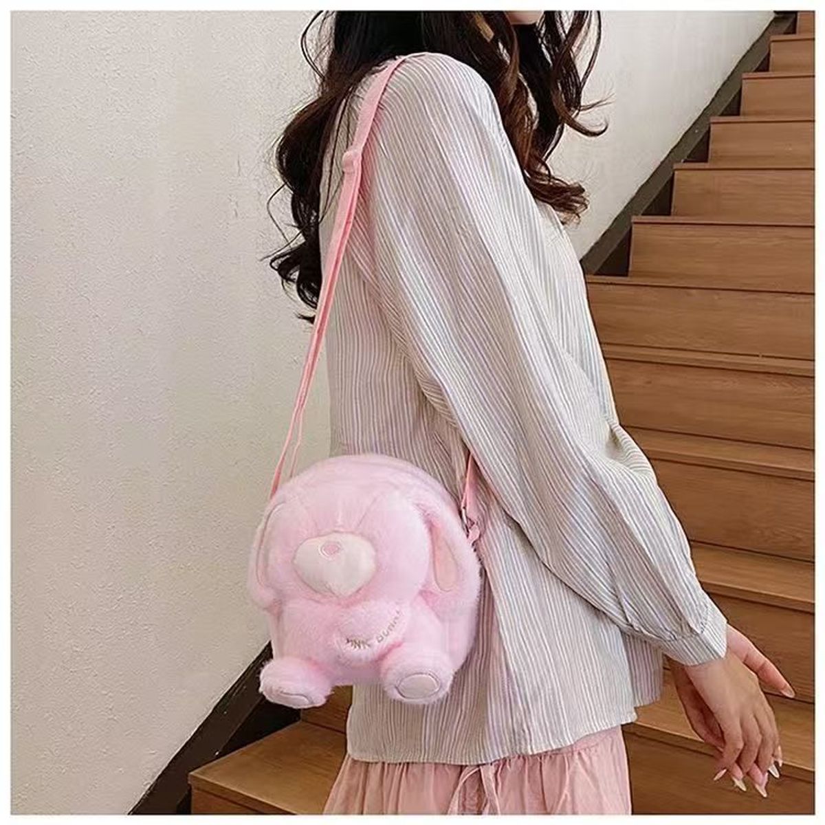 TÚI ĐEO CHÉO CAPIPARA KHOANH TAY SIÊU CUTE, NHÌN LÀ YÊU NGAY A855 - WINNIE HOUSE TÚI ĐEO CHÉO CAPIPARA KHOANH TAY SIÊU CUTE, NHÌN LÀ YÊU NGAY A855 - WINNIE HOUSE