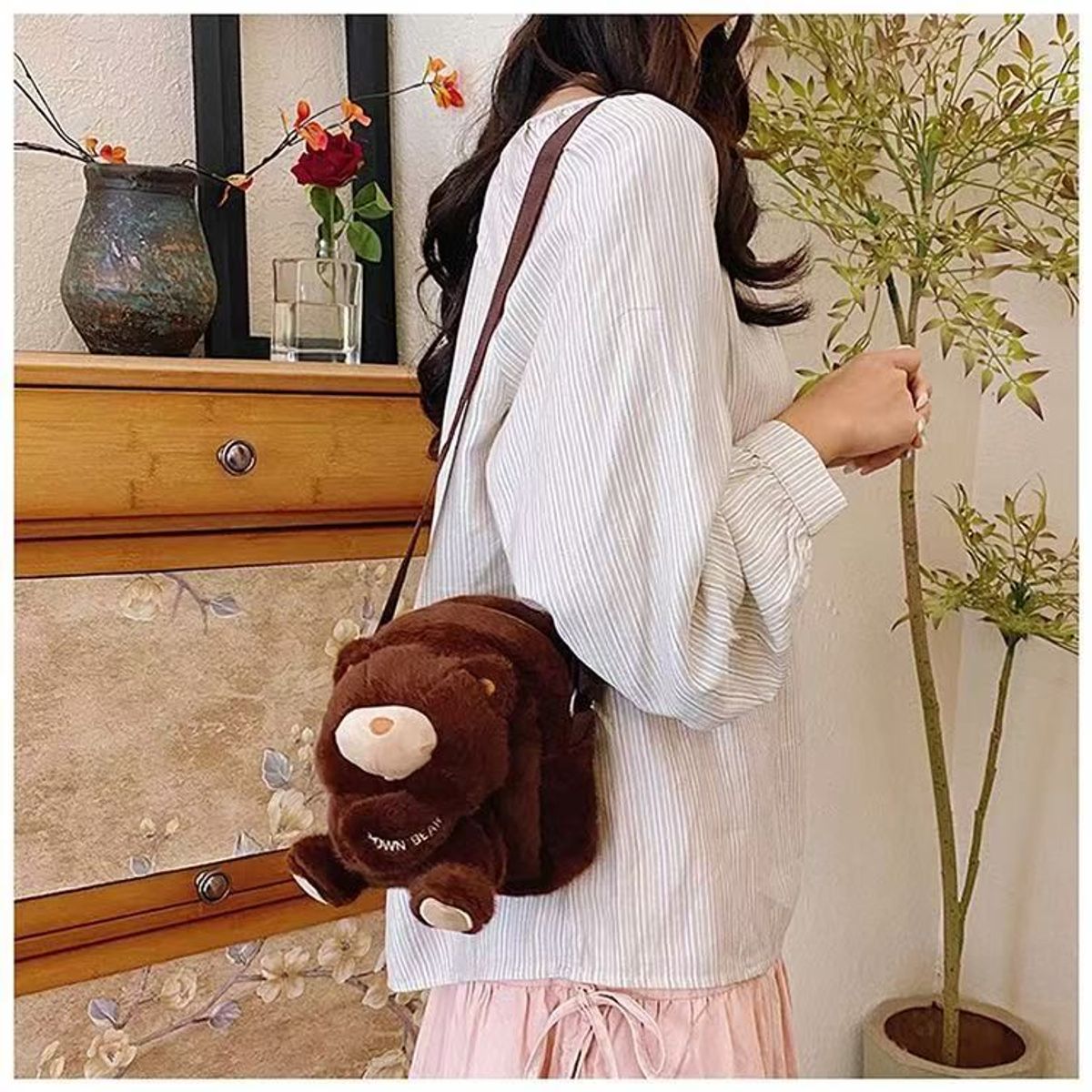 TÚI ĐEO CHÉO CAPIPARA KHOANH TAY SIÊU CUTE, NHÌN LÀ YÊU NGAY A855 - WINNIE HOUSE TÚI ĐEO CHÉO CAPIPARA KHOANH TAY SIÊU CUTE, NHÌN LÀ YÊU NGAY A855 - WINNIE HOUSE