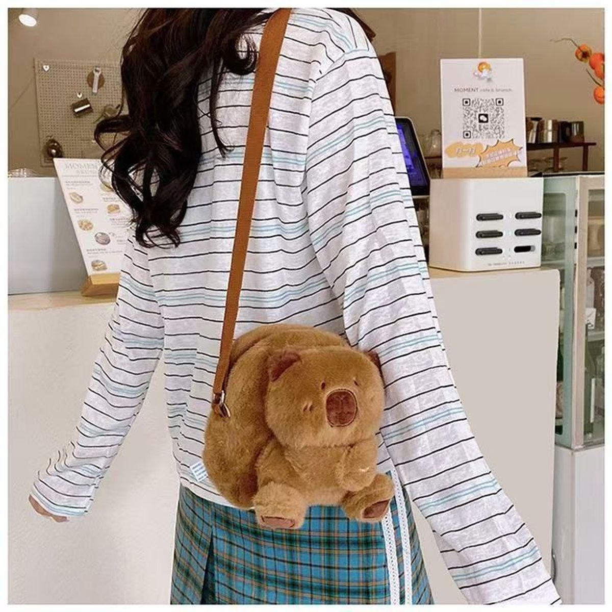 TÚI ĐEO CHÉO CAPIPARA KHOANH TAY SIÊU CUTE, NHÌN LÀ YÊU NGAY A855 - WINNIE HOUSE TÚI ĐEO CHÉO CAPIPARA KHOANH TAY SIÊU CUTE, NHÌN LÀ YÊU NGAY A855 - WINNIE HOUSE