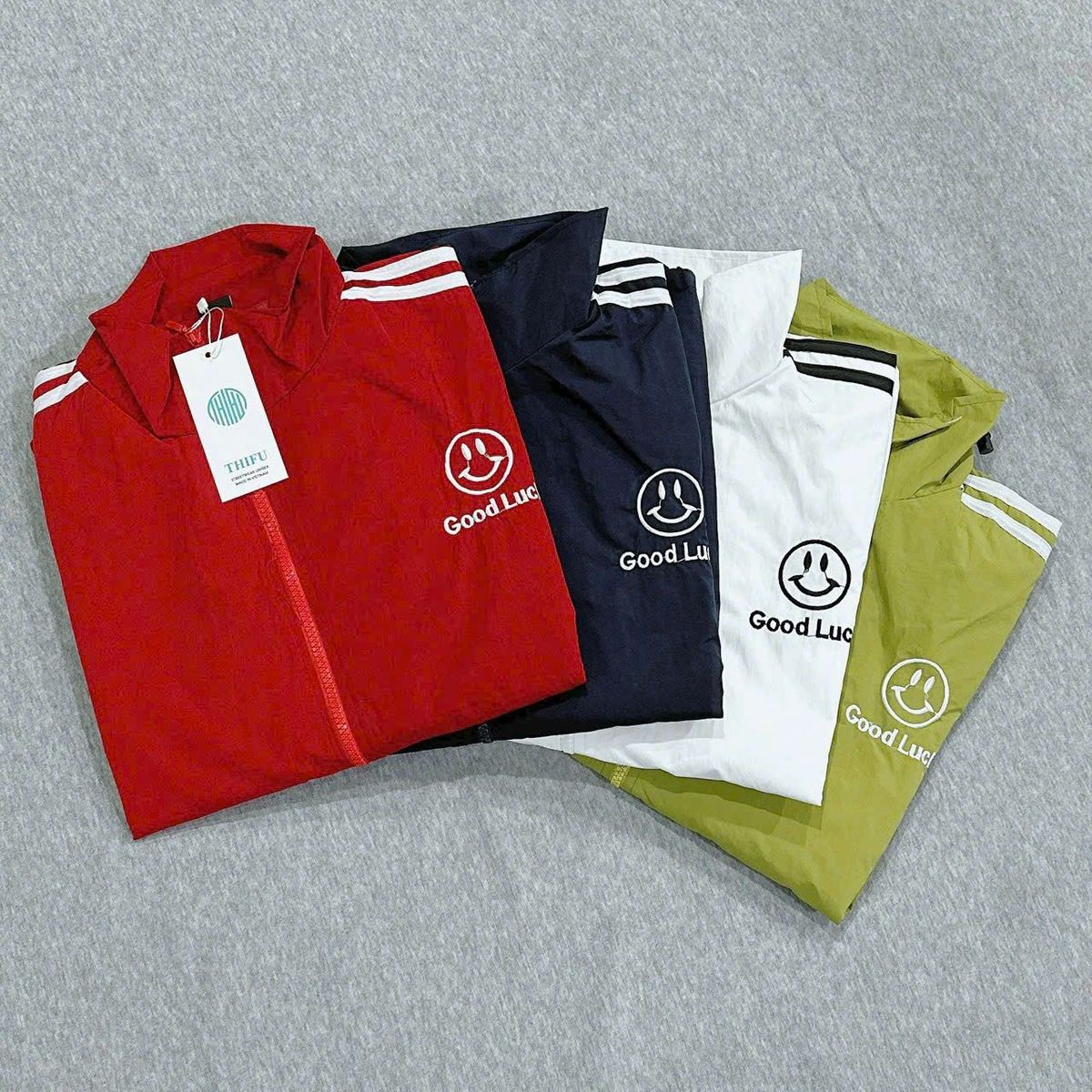 Áo Khoác Dù Nhăn 2 Lớp Logo Thêu Mặt Cười- Phong Cách Năng Động và Tiện Lợi Dành Cho Cả Nam Và Nữ Áo Khoác Dù Nhăn 2 Lớp Logo Thêu Mặt Cười- Phong Cách Năng Động và Tiện Lợi Dành Cho Cả Nam Và Nữ