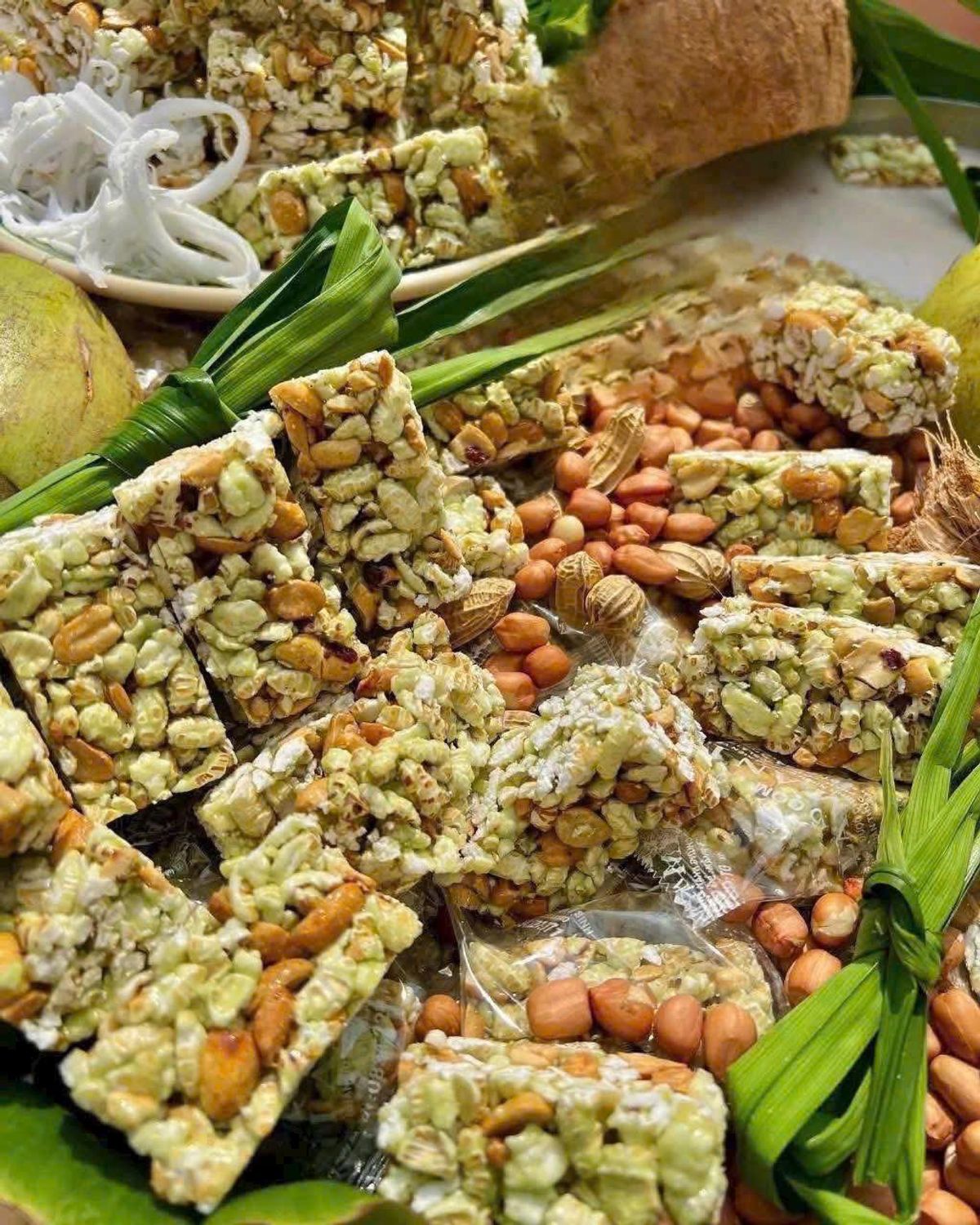 CỐM NẾP ĐẬU PHỘNG LÁ DỨA CỐT DỪA TUỔI THƠ 1KG - WINNIE HOUSE CỐM NẾP ĐẬU PHỘNG LÁ DỨA CỐT DỪA TUỔI THƠ 1KG - WINNIE HOUSE