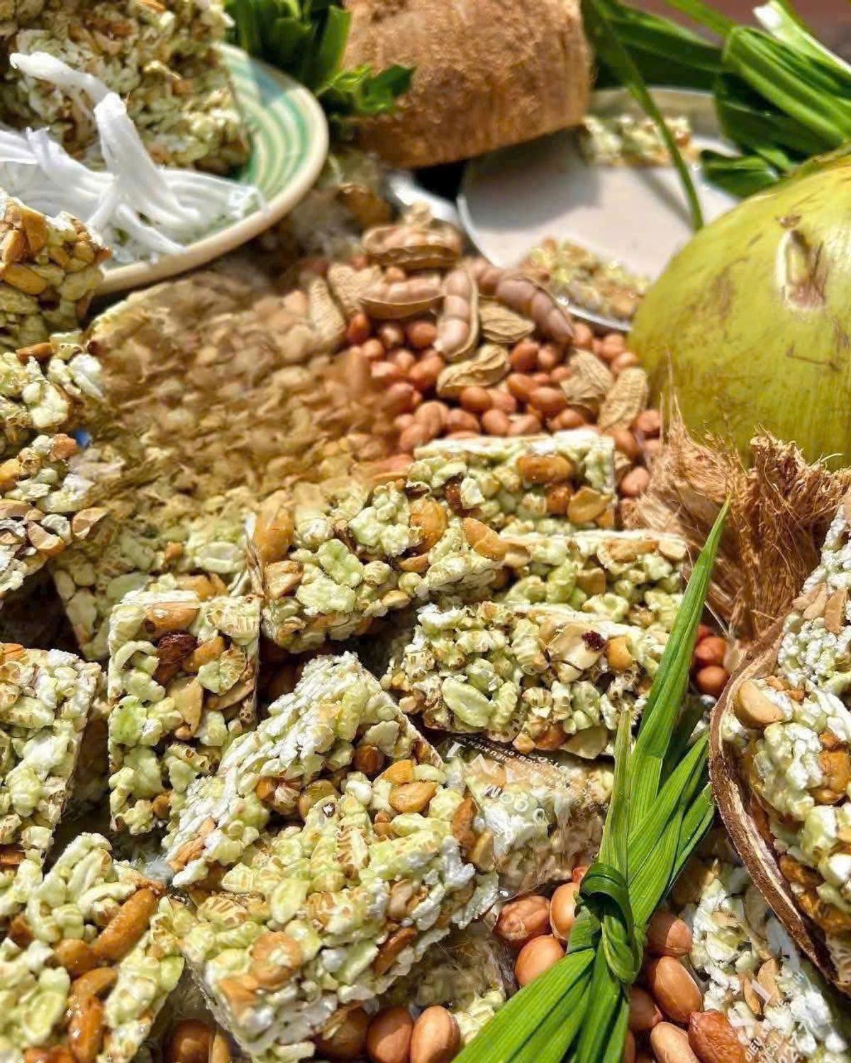 CỐM NẾP ĐẬU PHỘNG LÁ DỨA CỐT DỪA TUỔI THƠ 1KG - WINNIE HOUSE CỐM NẾP ĐẬU PHỘNG LÁ DỨA CỐT DỪA TUỔI THƠ 1KG - WINNIE HOUSE