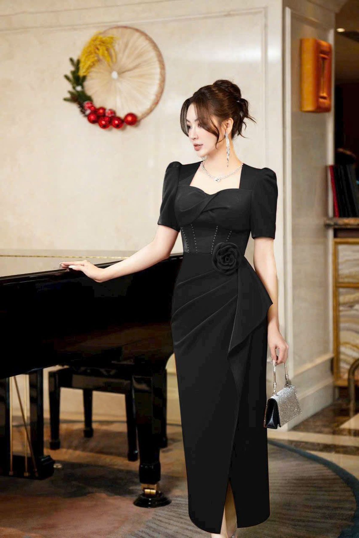 Đầm body cổ vuông đính kèm bông bụng sang trọng phù hợp dự tiệc Đầm body cổ vuông đính kèm bông bụng sang trọng phù hợp dự tiệc