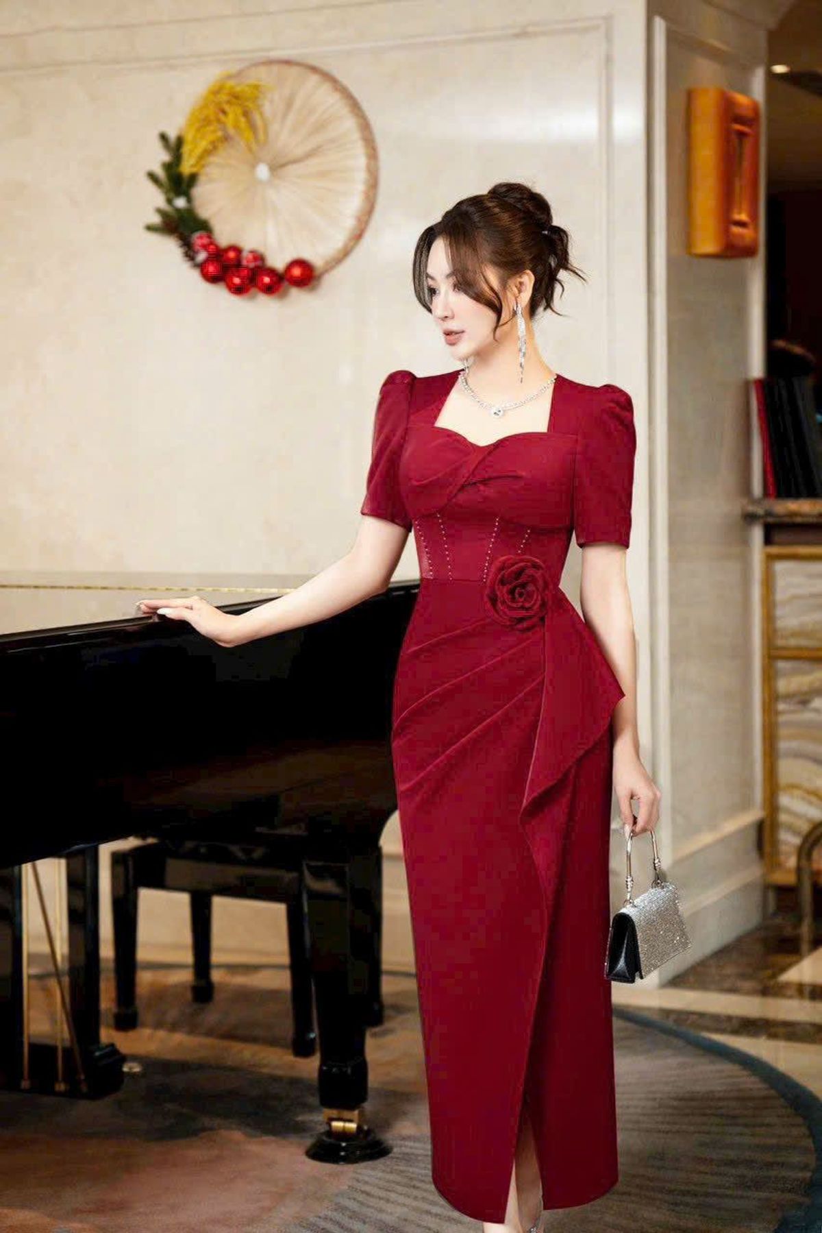 Đầm body cổ vuông đính kèm bông bụng sang trọng phù hợp dự tiệc Đầm body cổ vuông đính kèm bông bụng sang trọng phù hợp dự tiệc