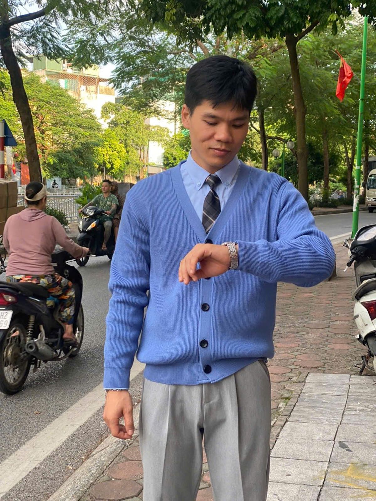Áo len khoác ngoài Cardigan len nam form đẹp màu nhã nhặn chất mềm mại Cardigan-tron - Hà Đinh Áo len khoác ngoài Cardigan len nam form đẹp màu nhã nhặn chất mềm mại Cardigan-tron - Hà Đinh