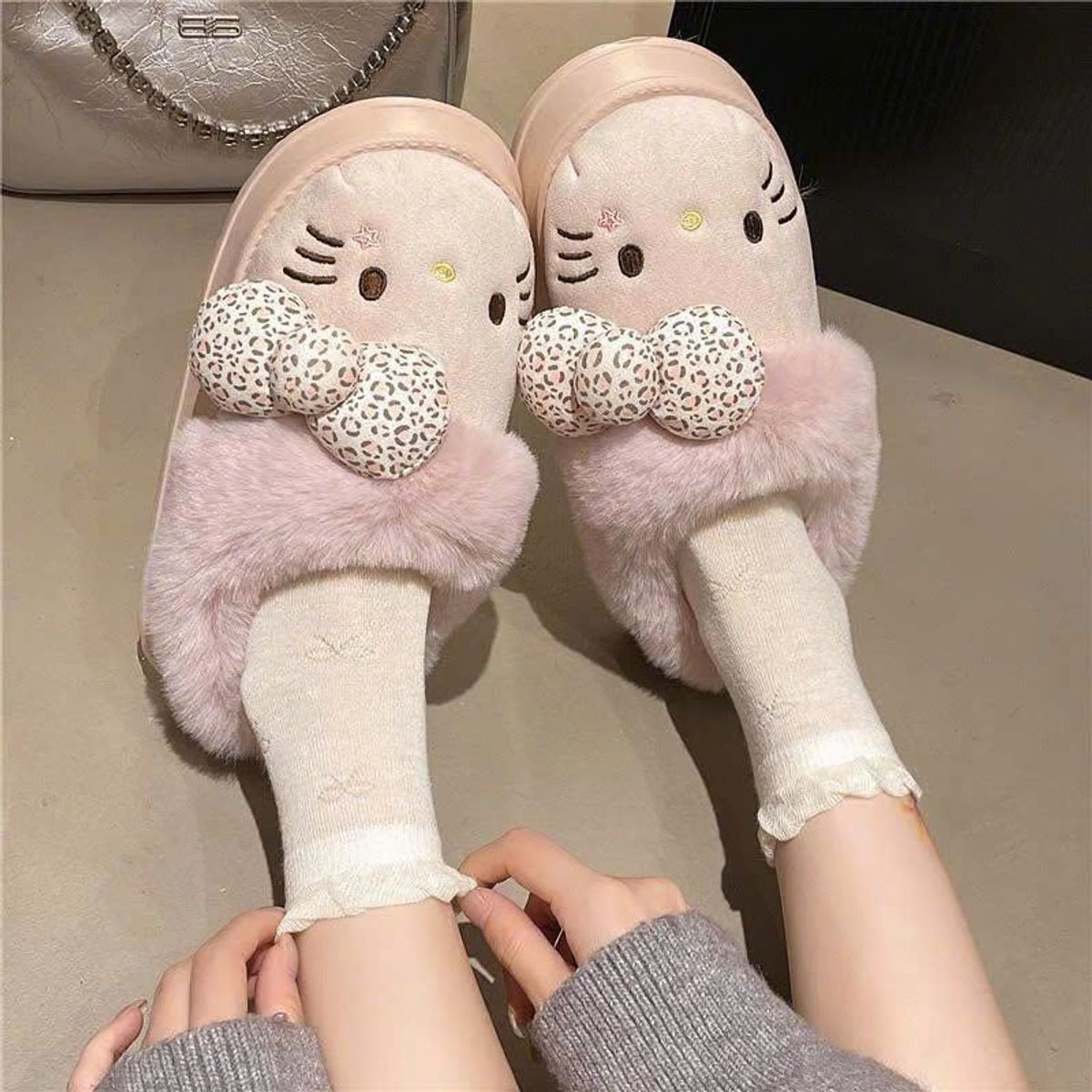 DÉP SỤC MÈO BÔNG KITT GẮN CHARM NƠ 3D LÓT LÔNG ĐÁNG YÊU - PIPI STORE DÉP SỤC MÈO BÔNG KITT GẮN CHARM NƠ 3D LÓT LÔNG ĐÁNG YÊU - PIPI STORE